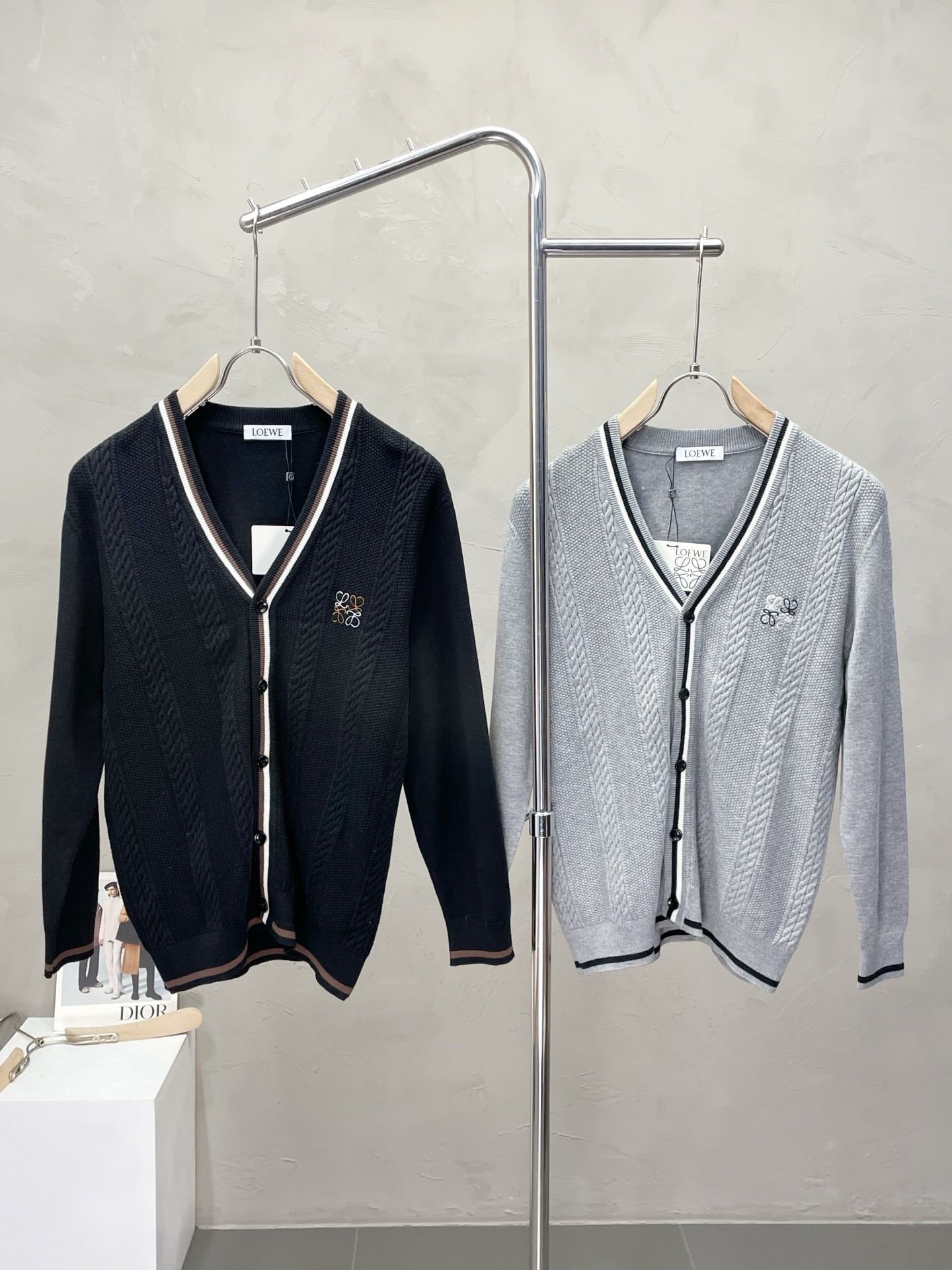 NO:519140,.LOEWE exclusively offers the latest fashionable sweaters and cardigans. A jacket with a classic design and appearance, and the quality is even more unscrupulous. You can buy it directly. You can't get it wrong! Through the detailed pictures, you can feel its powerful aura, and the warm-concentration effect is significant, so you don’t have to worry about the chill at all! It is both fashionable and functional, and the whole style looks more luxurious and elegant! Size M-4XL, loewe, loewe, jackets & coats, sweaters, alexander wang19860909.LOEWE罗意威独家专供最新时尚毛衣开衫 经典设计感与颜值爆棚的外套,品质更是无法挑剔品控可以直接入手,不容过错的高端臻品！通过细节图片便可感受到它强悍的气场,聚温保暖效果显著,完全不用担心会有一点寒意！时尚与功能性兼备,整款显得更加的奢华大气！ 尺码M-4XL,,loewe,loewe,jackets & coats,sweaters,alexander wang,Men's clothing