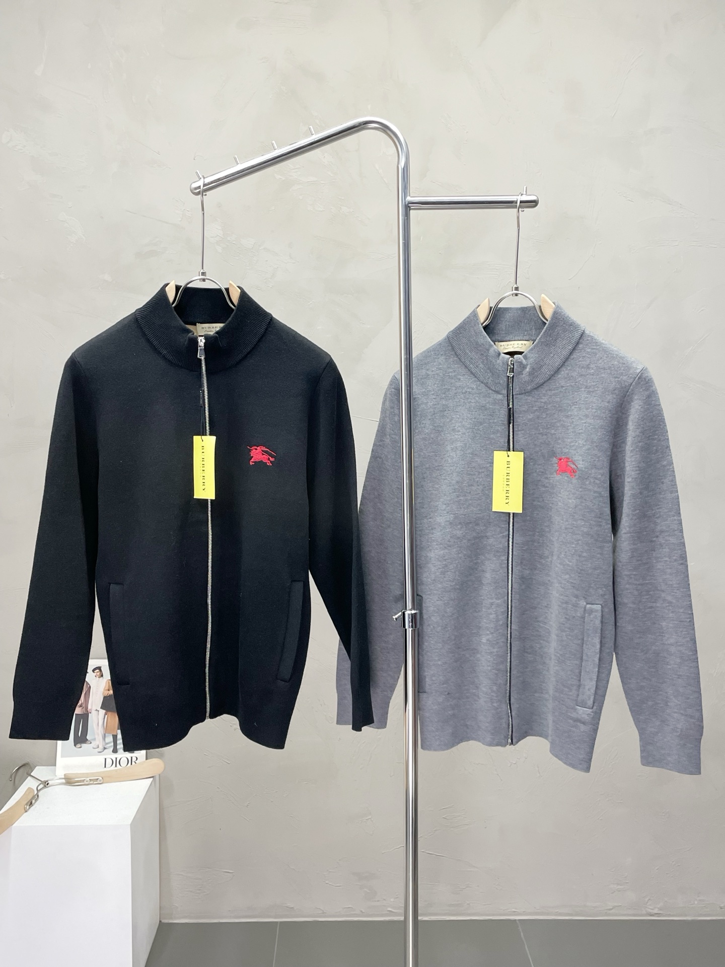 NO:519144,.Burberry exclusively offers the latest fashionable sweater jackets. A jacket with a classic design and great appearance. It is even more difficult to pick and control. You can buy it directly. You can't get it wrong! Through the detailed pictures, you can feel its powerful aura, and the warm-concentration effect is significant, so you don’t have to worry about the chill at all! It is both fashionable and functional, and the whole style looks more luxurious and elegant! Size M-4XL, Burberry, Burberry, Jackets & coats, Sweaters, Alexander wang19860909.Burberry巴宝莉独家专供最新时尚毛衣外套 经典设计感与颜值爆棚的外套,品质更是无法挑剔品控可以直接入手,不容过错的高端臻品！通过细节图片便可感受到它强悍的气场,聚温保暖效果显著,完全不用担心会有一点寒意！时尚与功能性兼备,整款显得更加的奢华大气！ 尺码M-4XL,,burberry,burberry,jackets & coats,sweaters,alexander wang,Men's clothing