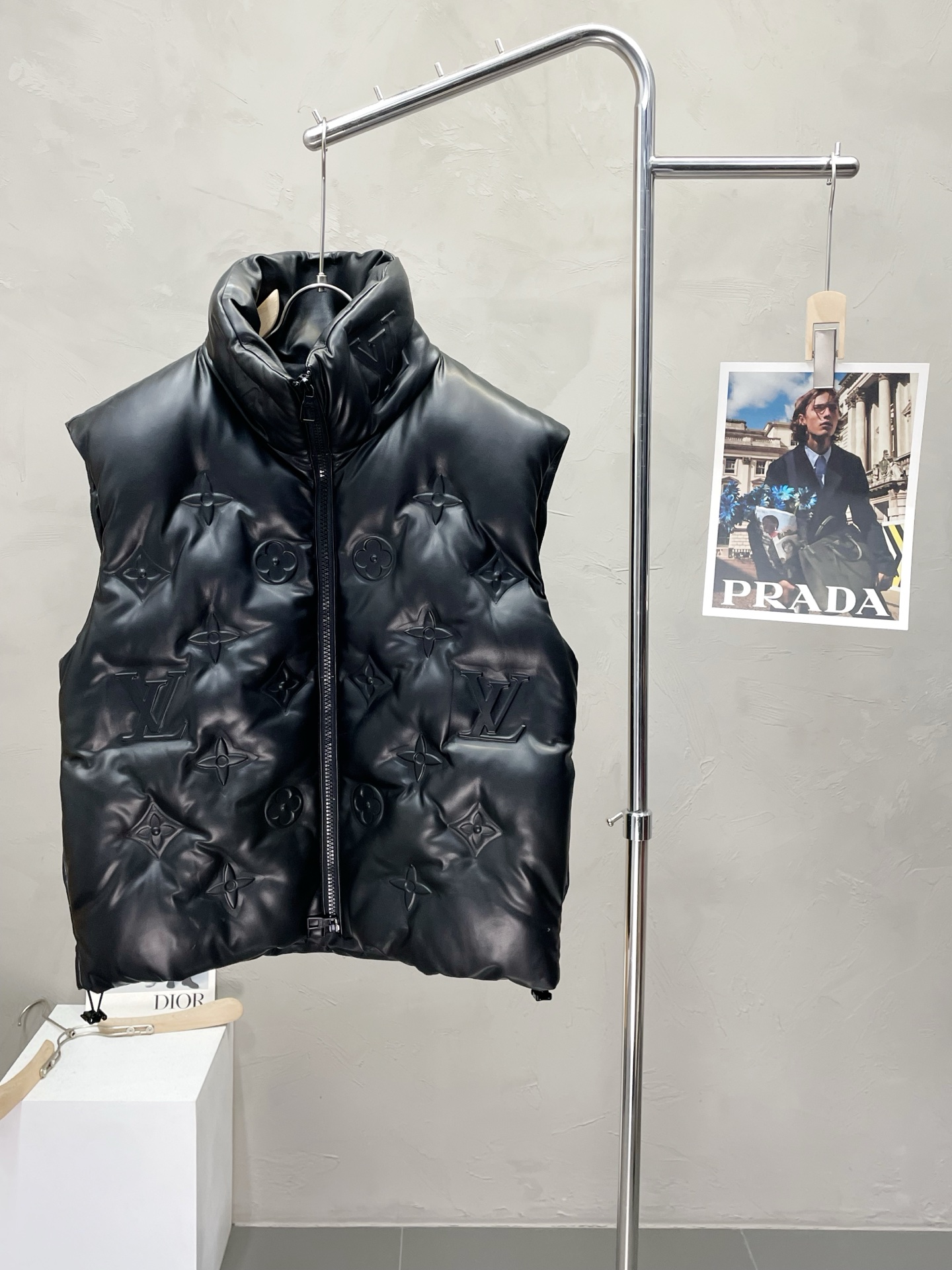 NO:519181,.Leather Jacket - Louis Vuitton exclusively offers the latest autumn and winter leather jacket down vests. Classic design and a very beautiful vest. Imported leather imported fabrics. The quality is even more picky. You can buy it directly. You can't get it wrong! Through the detailed pictures, you can feel its powerful aura, and the warm-concentration effect is significant, so you don’t have to worry about the chill at all! It is both fashionable and functional, and the whole style looks more luxurious and elegant! Size M-3XL, louis vuitton,louis vuitton,jackets & coats,leather jacket,down jacket,alexander wang19860909.皮衣-Louis Vuitton路易威登独家专供最新秋冬皮夹克羽绒马甲 经典设计与颜值爆棚的马甲 进口皮进口面料 品质更是无法挑剔品控可以直接入手,不容过错的高端臻品！通过细节图片便可感受到它强悍的气场,聚温保暖效果显著,完全不用担心会有一点寒意！时尚与功能性兼备,整款显得更加的奢华大气！ 尺码M-3XL,,louis vuitton,louis vuitton,jackets & coats,leather jacket,down jacket,alexander wang,Men's clothing