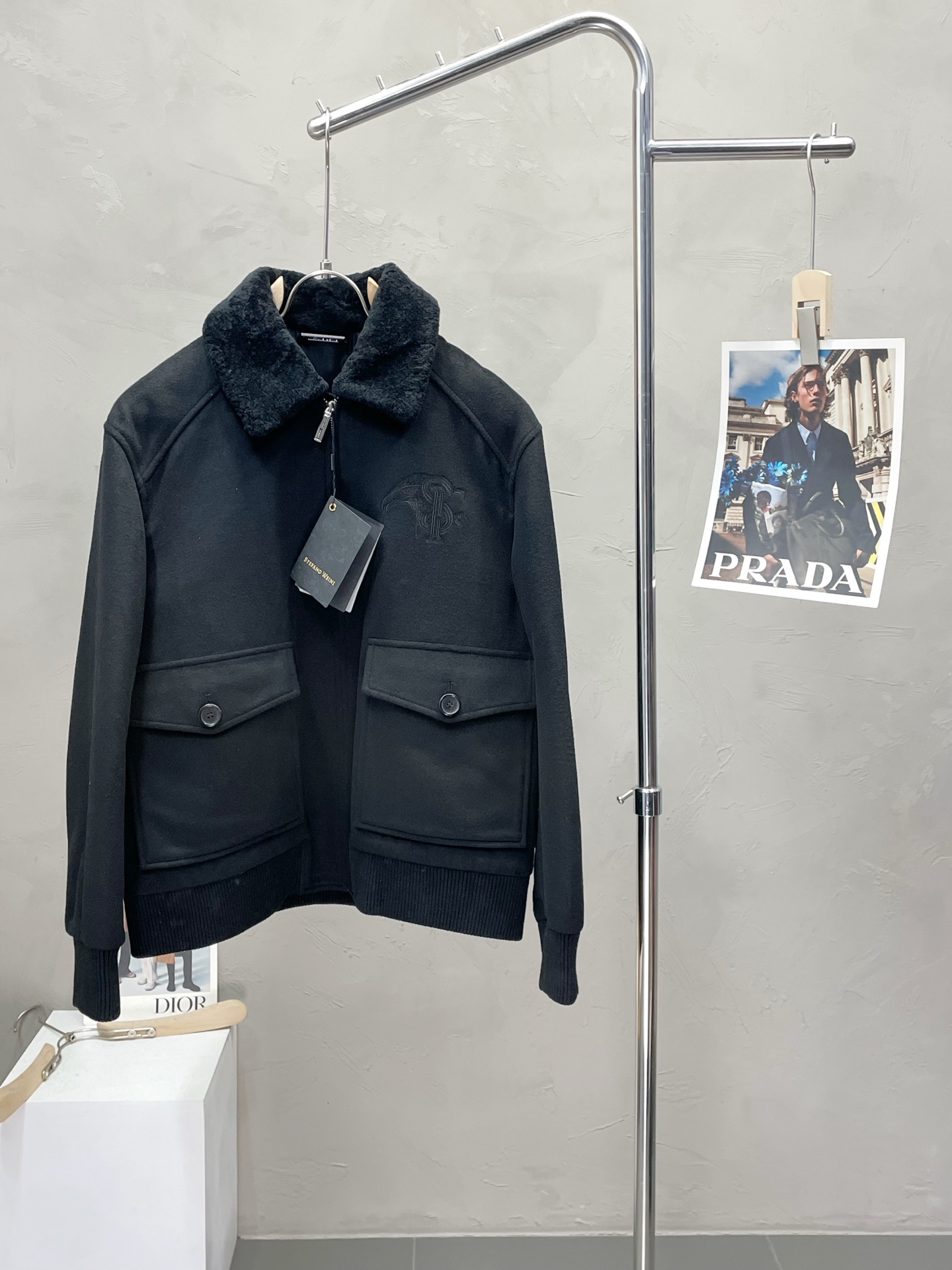 NO:520526,.Short coat - Stefano Ricci Stephen Law Nicht exclusively supplies the latest leather jacket classic design and leather jacket with great appearance. Imported fabrics. The quality is even more picky. Quality control can be purchased directly. You can’t get it wrong! Through the detailed pictures, you can feel its powerful aura, and the warm-concentration effect is significant, so you don’t have to worry about the chill at all! It is both fashionable and functional, and the whole style looks more luxurious and elegant! Size M-3XL, leather jacket, alexander wang19860909.短款大衣-Stefano Ricci史蒂芬劳.尼治独家专供最新皮衣经典设计与颜值爆棚的皮衣 进口面料 品质更是无法挑剔品控可以直接入手,不容过错的高端臻品！通过细节图片便可感受到它强悍的气场,聚温保暖效果显著,完全不用担心会有一点寒意！时尚与功能性兼备,整款显得更加的奢华大气！ 尺码M-3XL,,leather jacket,alexander wang,Men's clothing