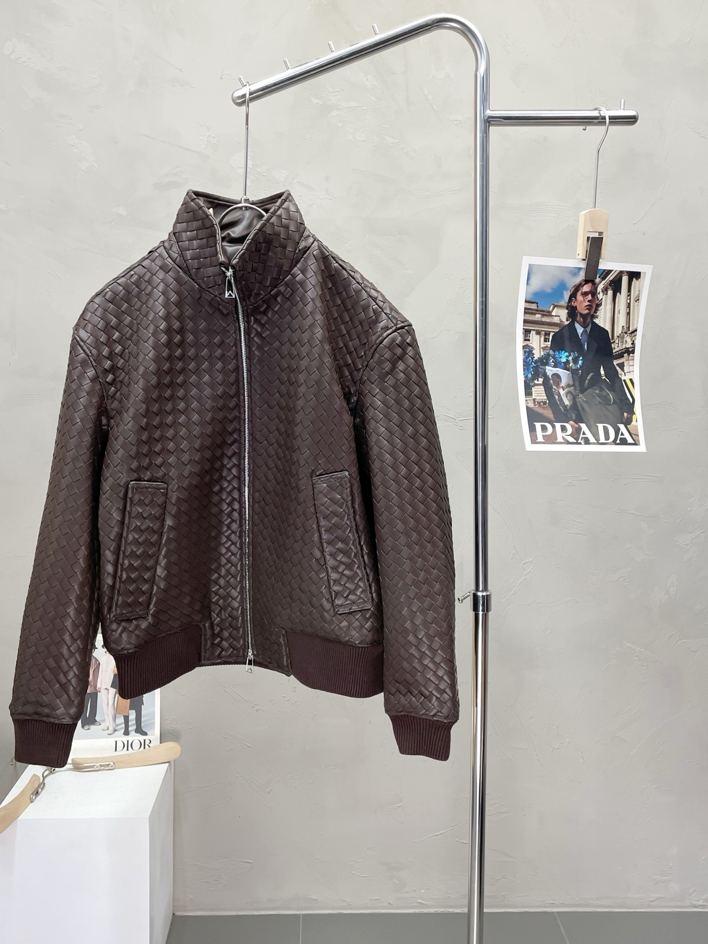 NO:519179,.Leather Jacket-Botteag Veneta BV exclusively provides the latest leather jackets, classic designs and beautiful leather jackets, imported leather imported fabrics, quality is even more unscrupulous, and high-end products that cannot be criticized for quality control. Through the detailed pictures, you can feel its powerful aura, and the warm-concentration effect is significant, so you don’t have to worry about the chill at all! It is both fashionable and functional, and the whole style looks more luxurious and elegant! Size M-3XL, bottega veneta, bottega veneta, bottega veneta, jackets & coats, leather jacket, alexander wang19860909.皮衣-Botteag Veneta葆蝶家BV独家专供最新皮衣外套 经典设计与颜值爆棚的皮衣 进口皮进口面料 品质更是无法挑剔品控可以直接入手,不容过错的高端臻品！通过细节图片便可感受到它强悍的气场,聚温保暖效果显著,完全不用担心会有一点寒意！时尚与功能性兼备,整款显得更加的奢华大气！ 尺码M-3XL,,bottega veneta,bottega veneta,bottega veneta,jackets & coats,leather jacket,alexander wang,Men's clothing