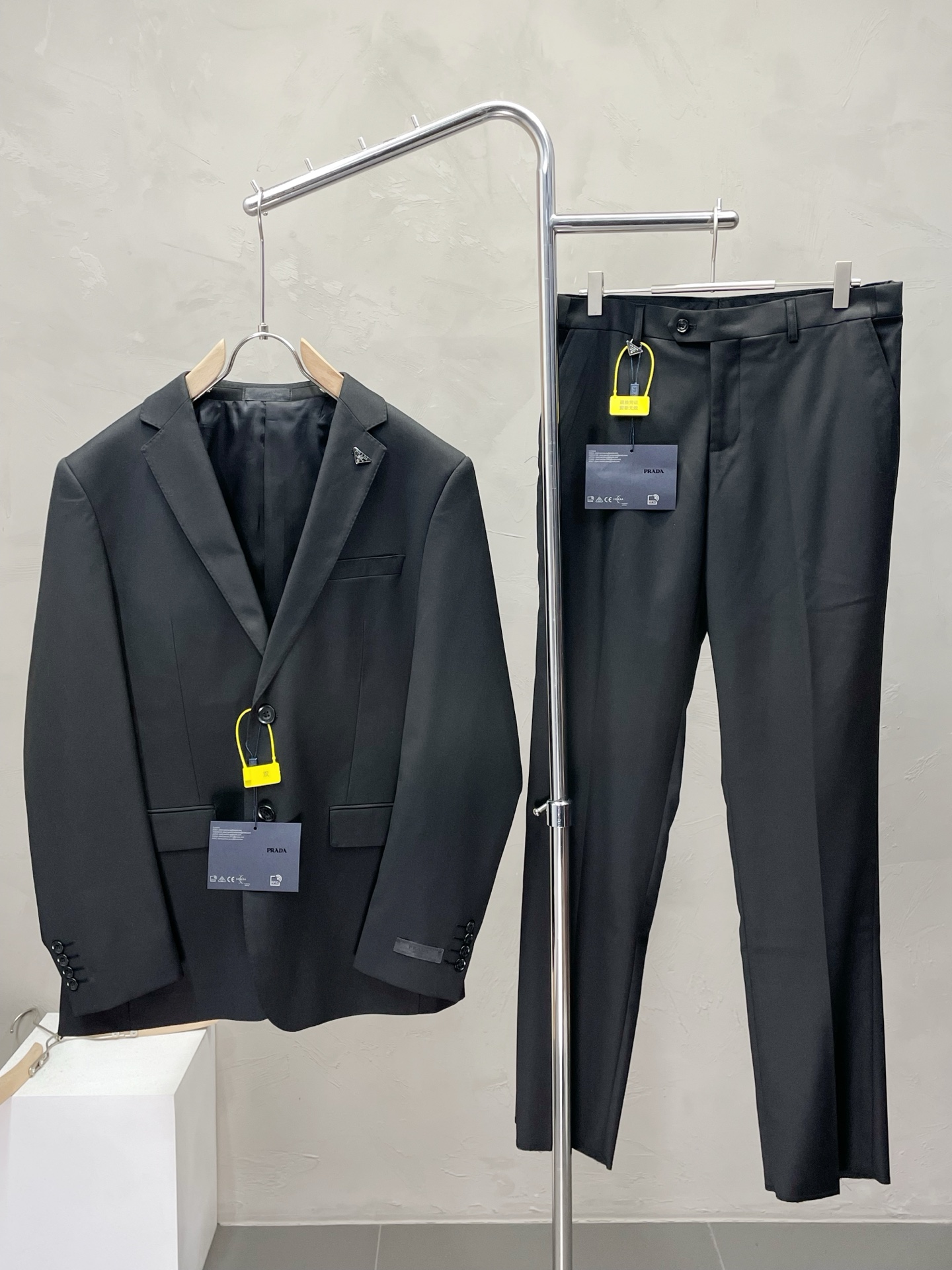 NO:519177,/Set. Single West, Trousers. Prada Prada new suit suit, foreign trade company order Simple casual suit jacket, with shoulder pads inside the jacket, exclusively exclusive for imported original polyester fiber fabric, breathable, soft and warm, strong straight and drape, the whole piece of clothing is neat and flat, all hardware accessories are customer-supplied top-grade accessories, and it is obvious that it is high-end fabric. This fabric is fixed-woven. There is no good product from the outside, and there is no picky place. This jacket is often worn and has strong practicality. Size jacket 46-58. Pants 29-38,, prada, prada, jackets & coats, business suit, alexander wang19860909/套.单西、西裤.Prada普拉达新款西服套装,外贸公司订单 简约休闲西装外套,外套内里自带垫肩 独家专供进口原版聚酯纤维面料,透气柔软保暖性很强,笔挺垂感十足,整件衣服车工走线整齐平整,所有五金附料都是客供带logo顶级配件 一看就是高档的面料 这种面料都是定织的 外面根本就没有 正规大厂途径出来的好货,无任何有挑剔的地方 这样的一件外套属于常备常穿的,实用性很强.尺码外套46-58.裤子29-38,,prada,prada,jackets & coats,business suit,alexander wang,Men's clothing