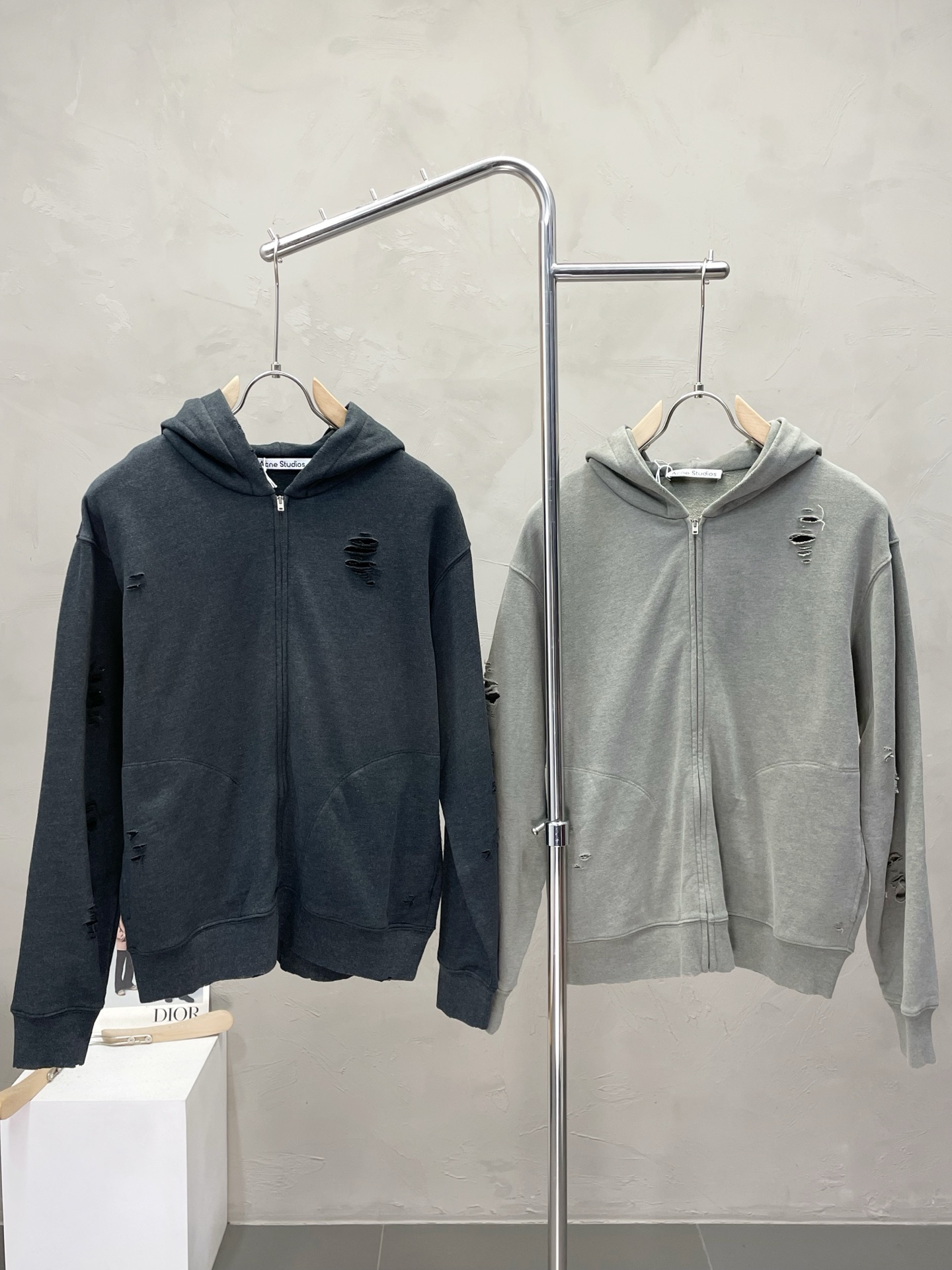 NO:519190,.Acne Studios exclusively offers the latest and fashionable hooded jackets, classic designs and designs with great looks. The quality is even more unscrupulous. You can buy it directly. You can't get it wrong! Through the detailed pictures, you can feel its powerful aura. The inner layer has a significant effect of warming and keeping warm. There is no need to worry about a little chill! It is both fashionable and functional, and the whole style looks more luxurious and elegant! Size S-XL, acne studios,dior,jackets & coats,hats,alexander wang19860909.Acne Studios独家专供最新时尚连帽外套 经典设计与颜值爆棚的设计 品质更是无法挑剔品控可以直接入手,不容过错的高端臻品！通过细节图片便可感受到它强悍的气场,内里加绒 聚温保暖效果显著,完全不用担心会有一点寒意！时尚与功能性兼备,整款显得更加的奢华大气！ 尺码S-XL,,acne studios,dior,jackets & coats,hats,alexander wang,Men's clothing