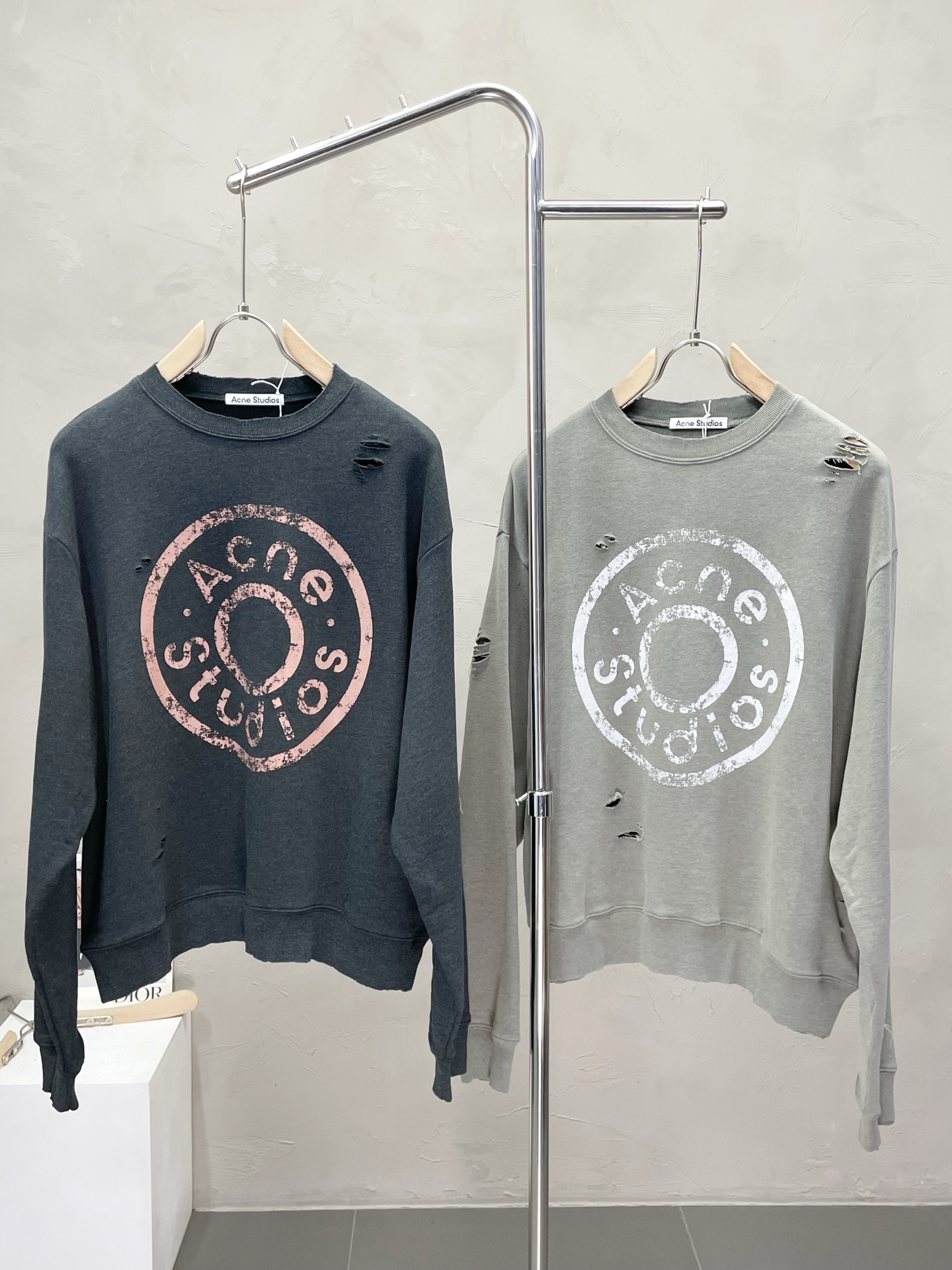 NO:519188,.Acne Studios exclusively offers the latest fashionable pullover sweatshirts, classic designs and designs with great looks. The quality is even more unscrupulous. You can buy it directly. You can't get it wrong! Through the detailed pictures, you can feel its powerful aura. The inner layer has a significant effect of warming and keeping warm. There is no need to worry about a little chill! It is both fashionable and functional, and the whole style looks more luxurious and elegant! Size S-XL, acne studios,dior,hoodie,sweatshirts,alexander wang19860909.Acne Studios独家专供最新时尚套头卫衣 经典设计与颜值爆棚的设计 品质更是无法挑剔品控可以直接入手,不容过错的高端臻品！通过细节图片便可感受到它强悍的气场,内里加绒 聚温保暖效果显著,完全不用担心会有一点寒意！时尚与功能性兼备,整款显得更加的奢华大气！ 尺码S-XL,,acne studios,dior,hoodie,sweatshirts,alexander wang,Men's clothing