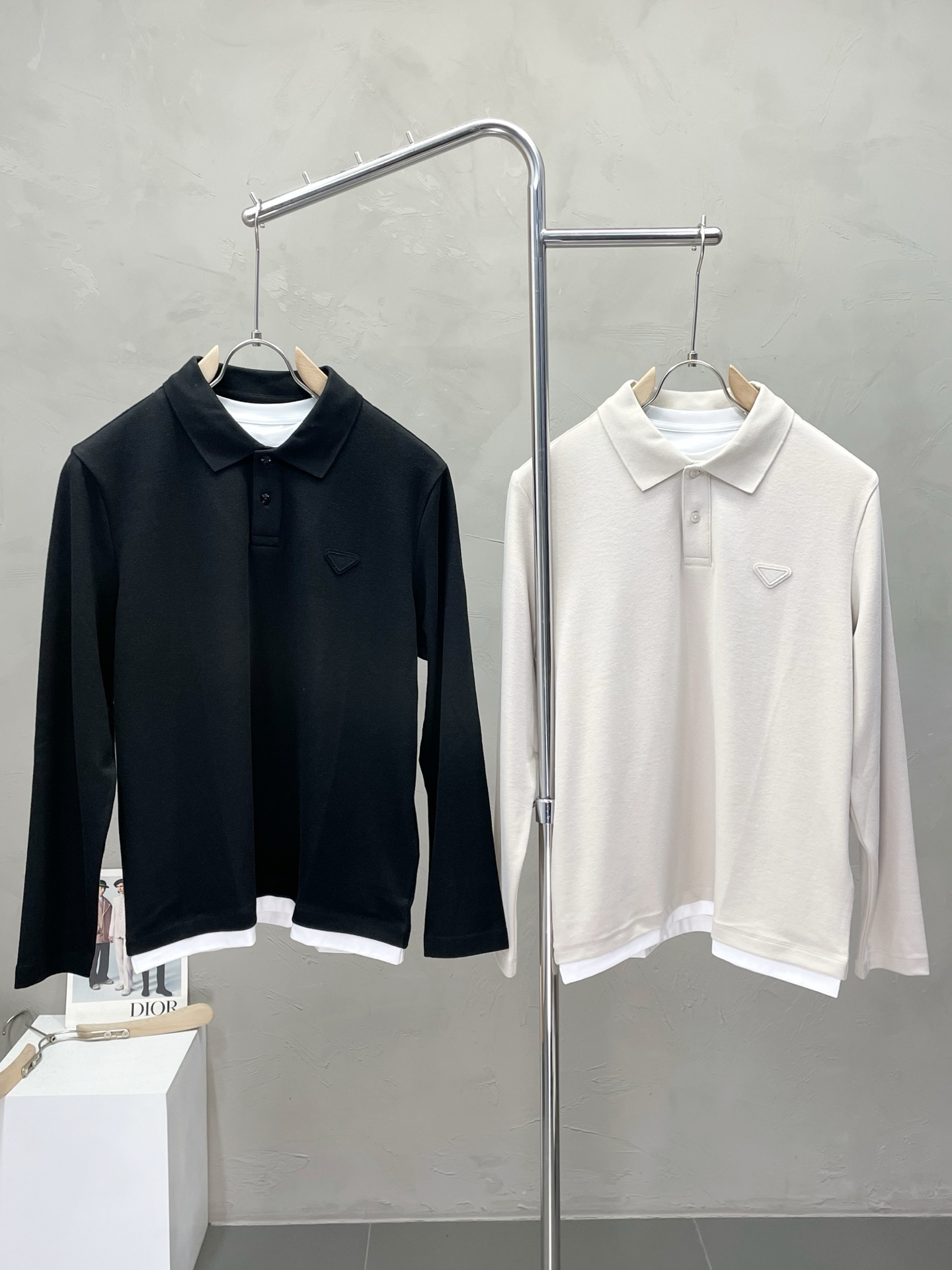 NO:519161,.Prada exclusively offers new original single men's casual long sleeves, high-end customization, high-version, fashionable and versatile imported fabric, super soft and delicate, skin-friendly and comfortable to wear, high-end boutique, OEM, fine-made top body, very good, men's essential items, three standards, code M-3XL,,prada,prada,alexander wang19860909.Prada普拉达独家专供新款原单男士休闲长袖 高端定制 高版本 时尚百搭爆款进口面料 手感超柔软细腻 穿着亲肤舒适 高端精品 代工厂精细做上身非常赞 男士必备单品 三标齐全 码数M-3XL,,prada,prada,alexander wang,Men's clothing