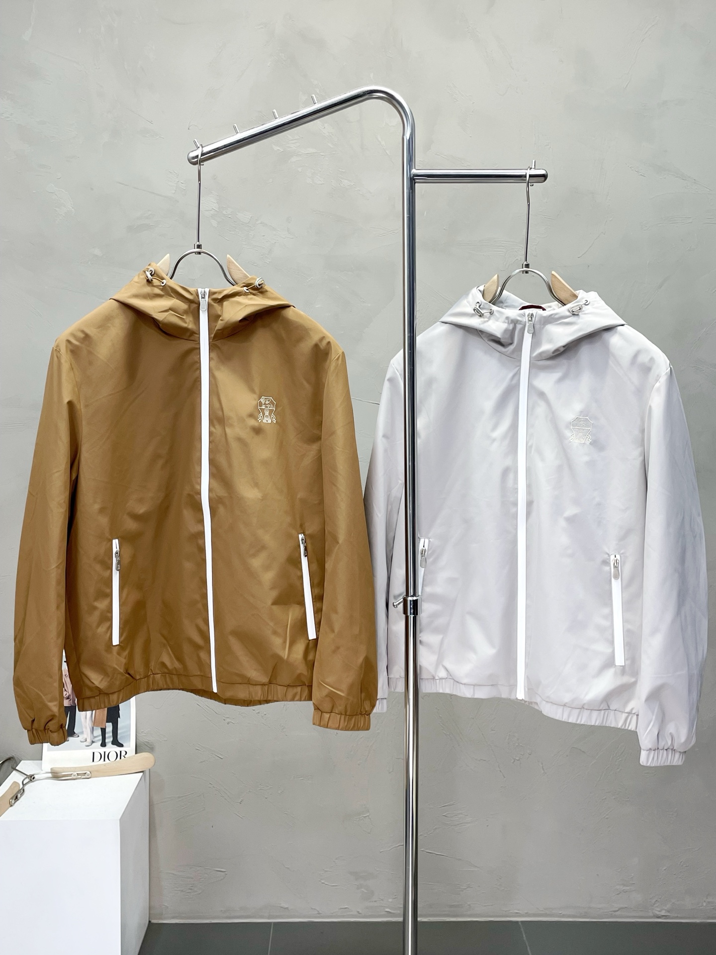 NO:519173,.BC-Brunello Cucineli exclusively for the latest fashionable hooded jackets. A jacket with a classic design and great appearance, and the quality is even more unscrupulous. You can buy it directly. You can't get it wrong! Through the detailed pictures, you can feel its powerful aura, and the warm-concentration effect is significant, so you don’t have to worry about the chill at all! It is both fashionable and functional, and the whole style looks more luxurious and elegant! Size M-3XL, brunello cucinelli, jackets & coats, jackets & coats, hats, alexander wang19860909.BC-Brunello Cucineli 布鲁内洛·库奇内利独家专供最新时尚连帽夹克 经典设计感与颜值爆棚的外套,品质更是无法挑剔品控可以直接入手,不容过错的高端臻品！通过细节图片便可感受到它强悍的气场,聚温保暖效果显著,完全不用担心会有一点寒意！时尚与功能性兼备,整款显得更加的奢华大气！ 尺码M-3XL,,brunello cucinelli,jackets & coats,jackets & coats,hats,alexander wang,Men's clothing