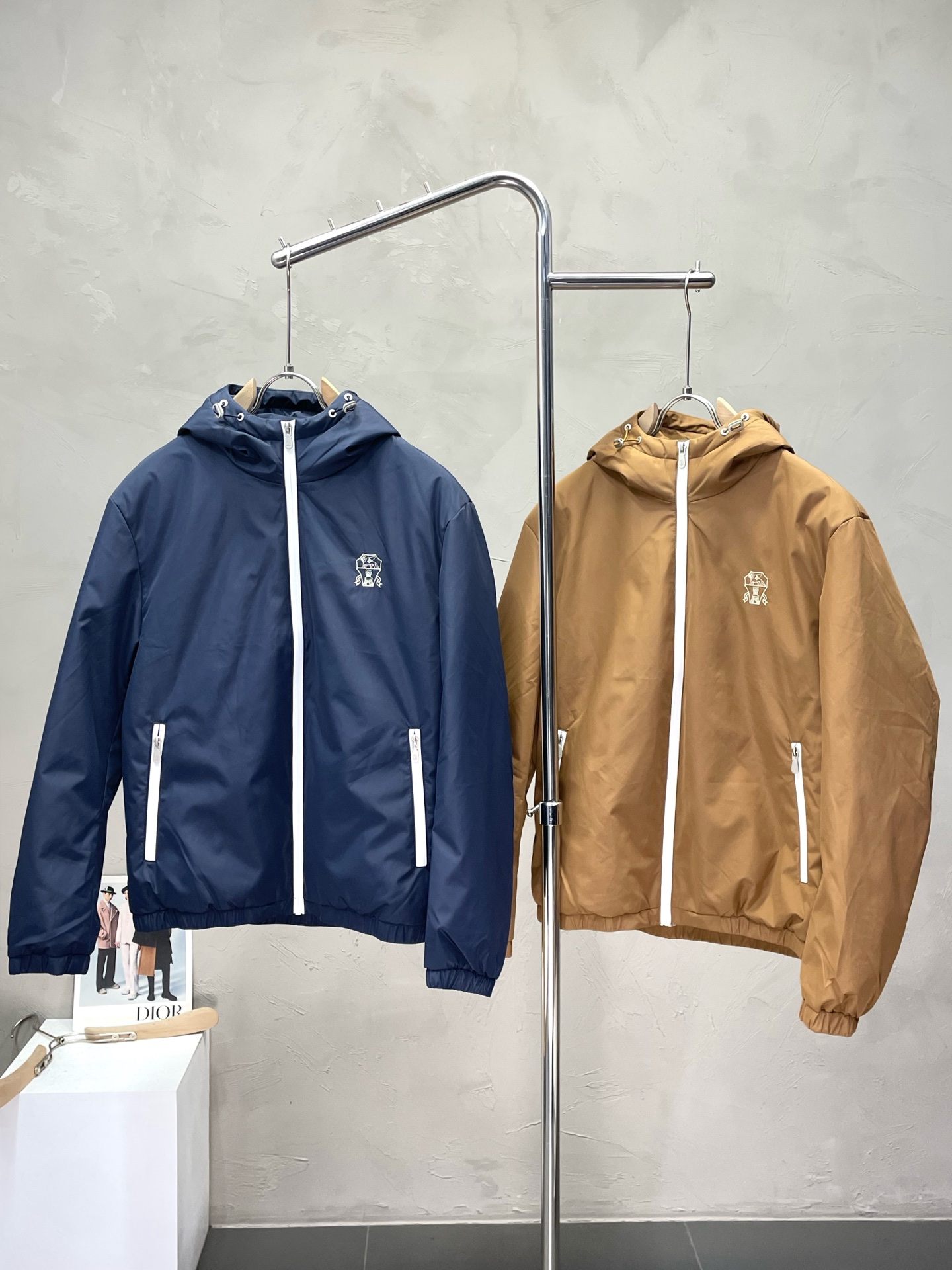 NO:520531,.BC-Brunello Cucineli Brunello Cucineli exclusively provides the latest fashionable autumn and winter cotton jackets. A jacket with a classic design and appearance, and the quality is even more unscrupulous. You can buy it directly. You can't get it wrong! Through the detailed pictures, you can feel its powerful aura, and the warm-concentration effect is significant, so you don’t have to worry about the chill at all! It is both fashionable and functional, and the whole style looks more luxurious and elegant! Size M-3XL, brunello cucinelli, jackets & coats, jackets & coats, alexander wang19860909.BC-Brunello Cucineli 布鲁内洛·库奇内利独家专供最新时尚秋冬棉服夹克.经典设计感与颜值爆棚的外套,品质更是无法挑剔品控可以直接入手,不容过错的高端臻品！通过细节图片便可感受到它强悍的气场,聚温保暖效果显著,完全不用担心会有一点寒意！时尚与功能性兼备,整款显得更加的奢华大气！ 尺码M-3XL,,brunello cucinelli,jackets & coats,jackets & coats,alexander wang,Men's clothing