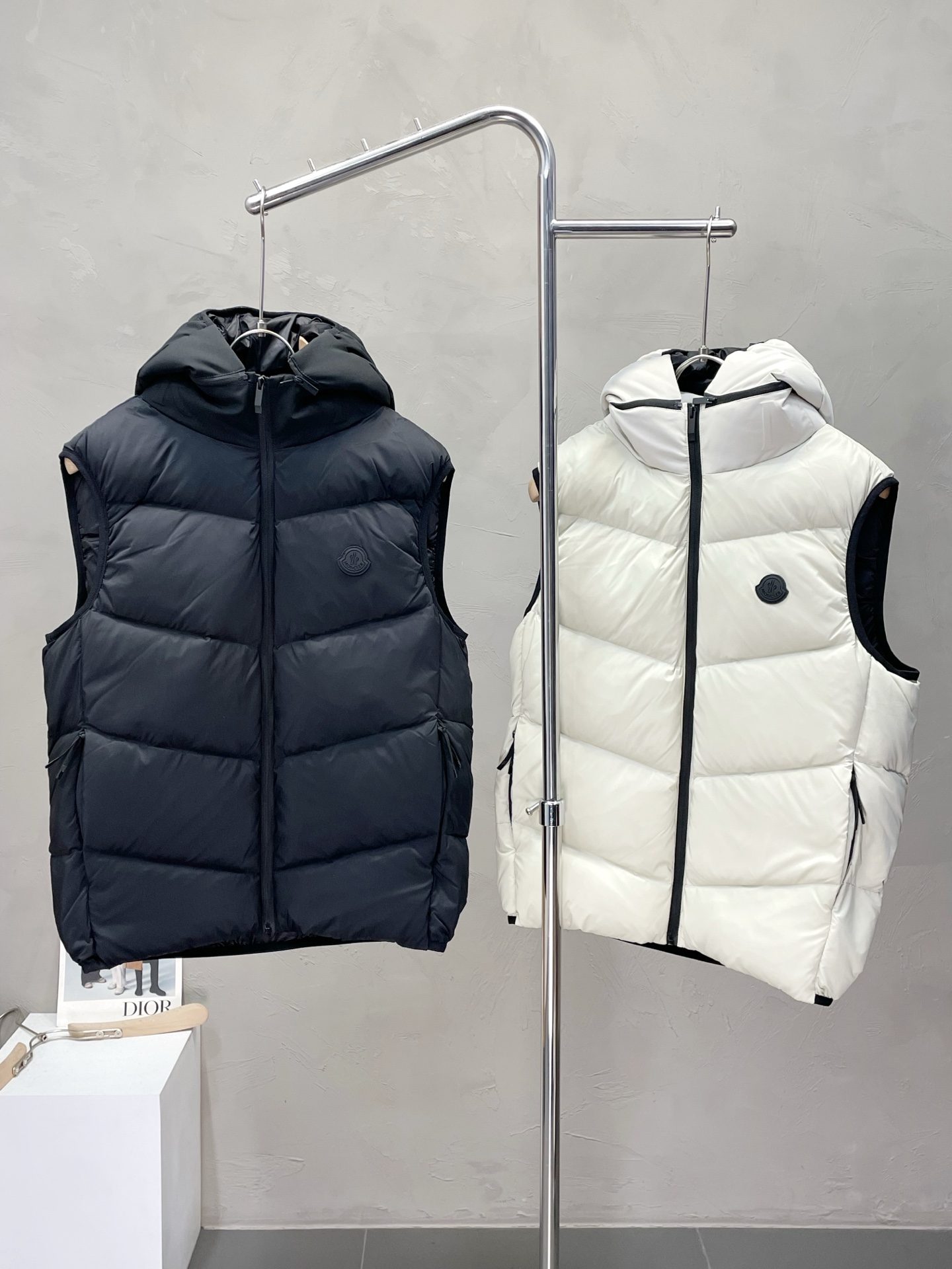 。羽绒服-Moncler蒙口💥独家专供最新时尚秋冬羽绒马甲 经典设计感与颜值爆棚的外套，品质更是无法挑剔