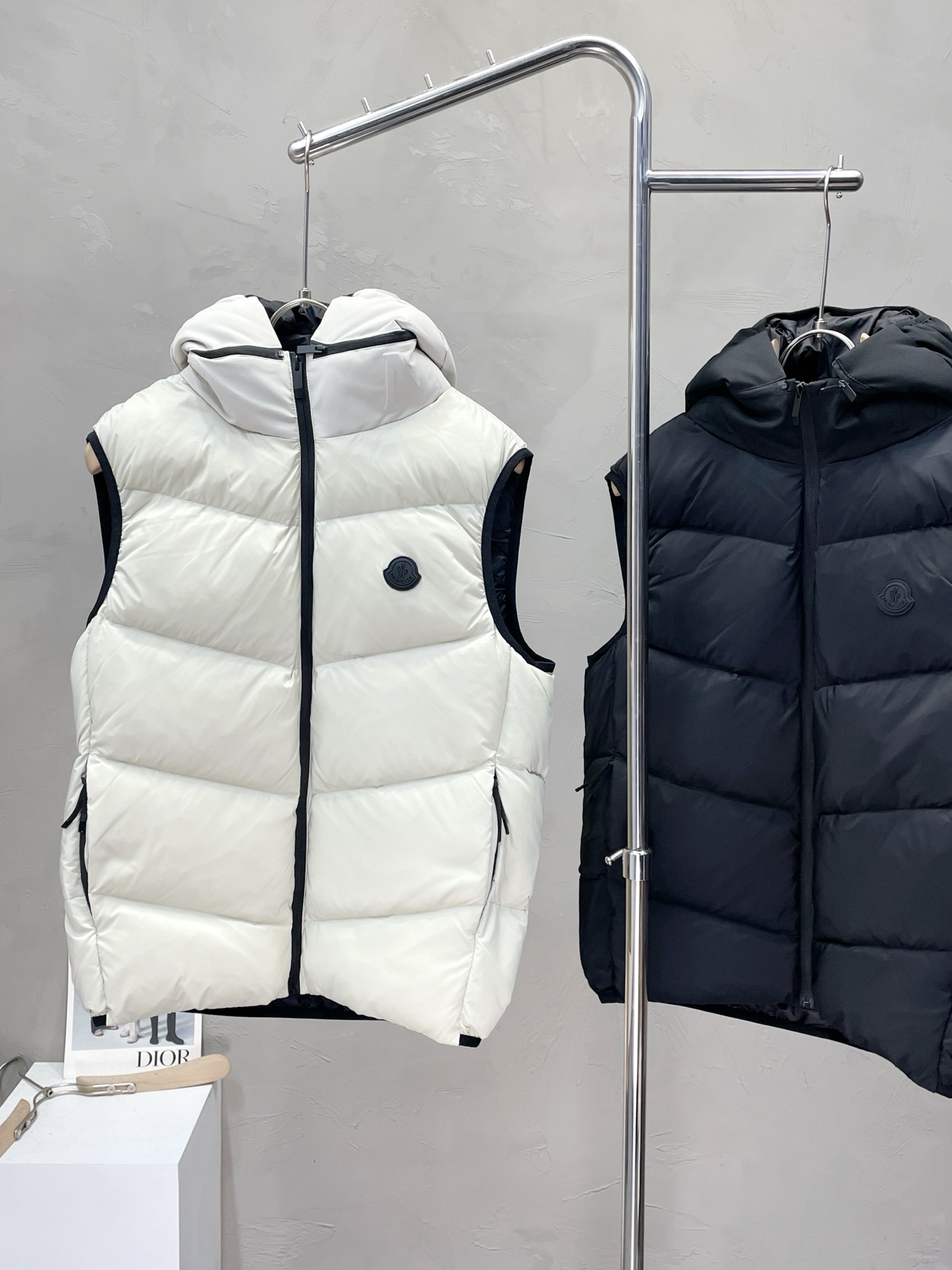 。羽绒服-Moncler蒙口💥独家专供最新时尚秋冬羽绒马甲 经典设计感与颜值爆棚的外套，品质更是无法挑剔