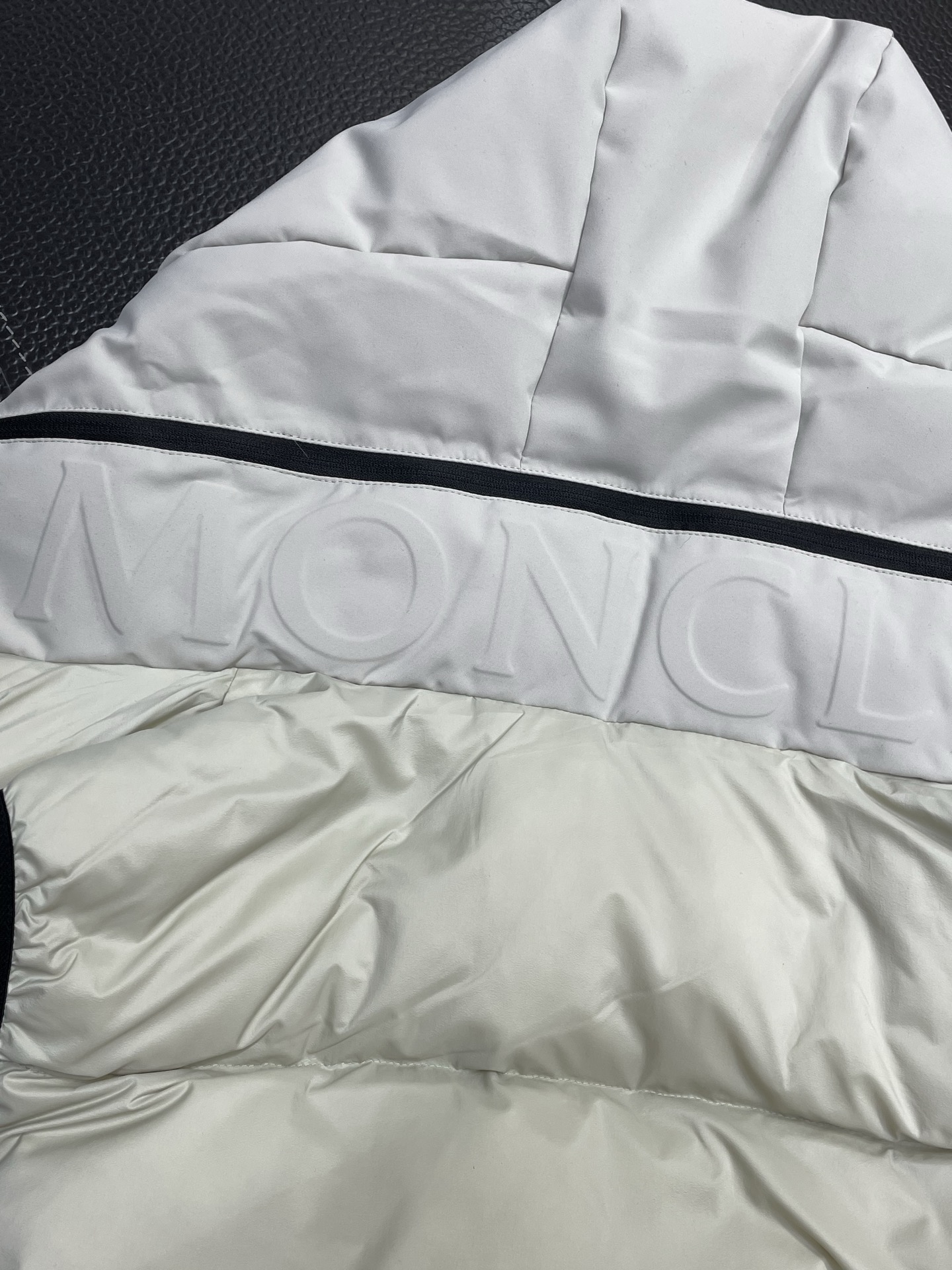 。羽绒服-Moncler蒙口💥独家专供最新时尚秋冬羽绒马甲 经典设计感与颜值爆棚的外套，品质更是无法挑剔