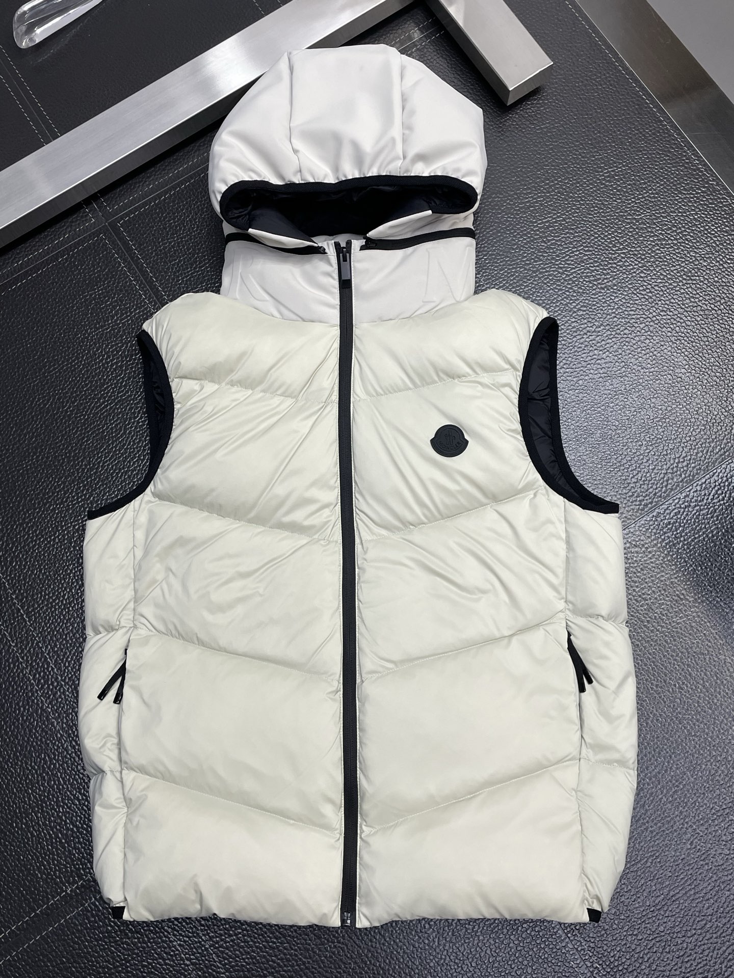 。羽绒服-Moncler蒙口💥独家专供最新时尚秋冬羽绒马甲 经典设计感与颜值爆棚的外套，品质更是无法挑剔