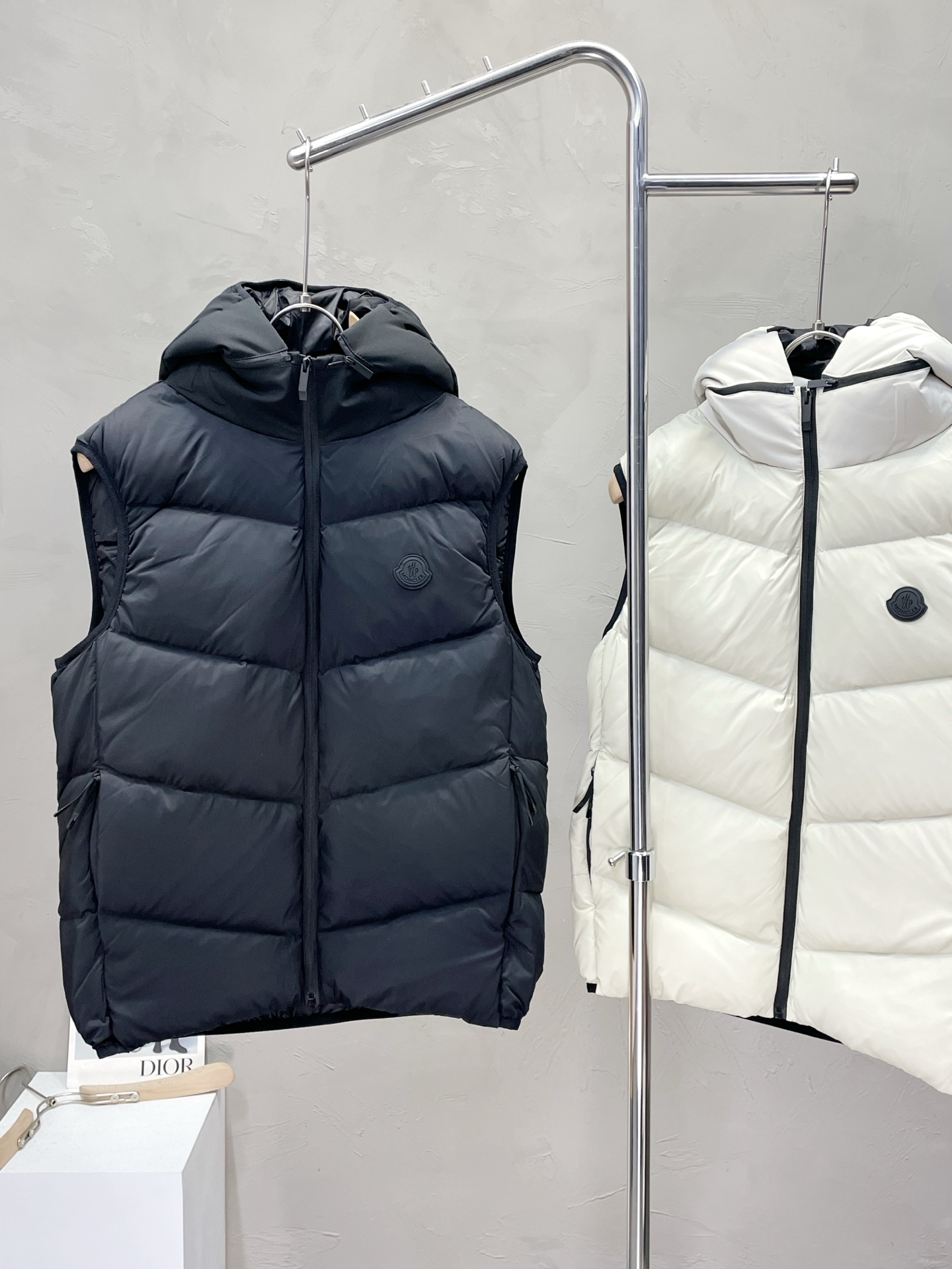 。羽绒服-Moncler蒙口💥独家专供最新时尚秋冬羽绒马甲 经典设计感与颜值爆棚的外套，品质更是无法挑剔