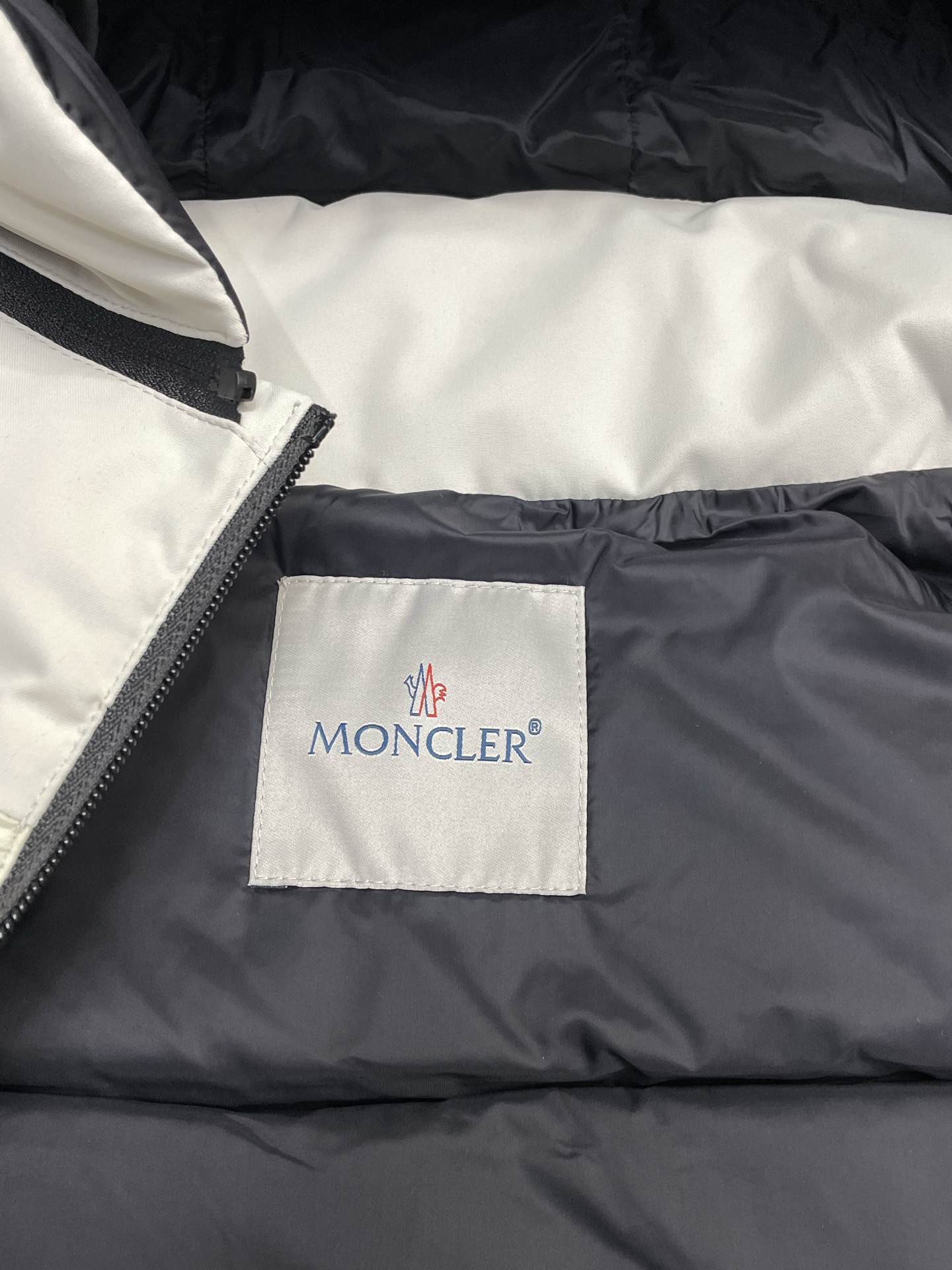 。羽绒服-Moncler蒙口💥独家专供最新时尚秋冬羽绒马甲 经典设计感与颜值爆棚的外套，品质更是无法挑剔