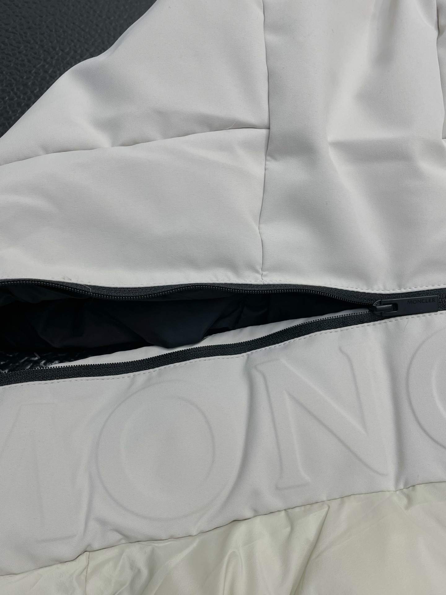 。羽绒服-Moncler蒙口💥独家专供最新时尚秋冬羽绒马甲 经典设计感与颜值爆棚的外套，品质更是无法挑剔