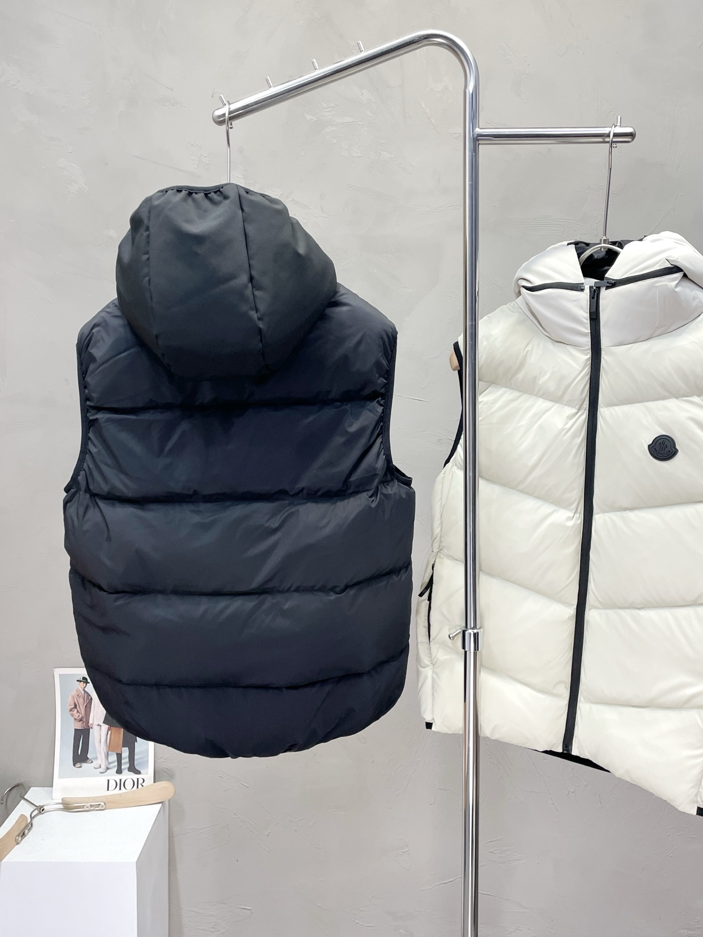 。羽绒服-Moncler蒙口💥独家专供最新时尚秋冬羽绒马甲 经典设计感与颜值爆棚的外套，品质更是无法挑剔