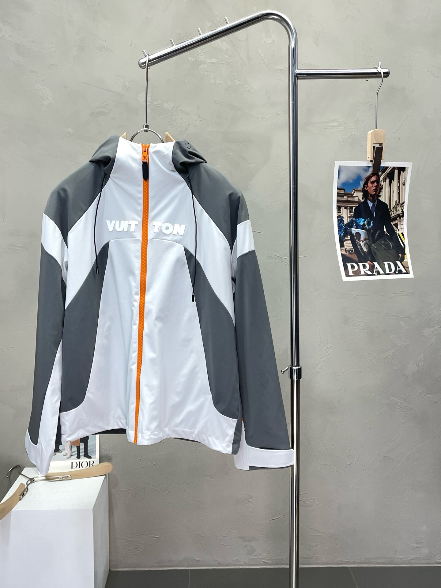 NO:519174,.Louis Vuitton exclusively offers the latest fashionable hooded cotton jackets. A jacket with a classic design and great appearance. The quality is even more unscrupulous. You can buy it directly. You can't get it wrong! Through the detailed pictures, you can feel its powerful aura, and the warm-concentration effect is significant, so you don’t have to worry about the chill at all! It is both fashionable and functional, and the whole style looks more luxurious and elegant! Size M-3XL, louis vuitton,louis vuitton,jackets & coats,jackets & coats,hats,alexander wang19860909.Louis Vuitton路易威登独家专供最新时尚连帽棉服夹克 经典设计感与颜值爆棚的外套,品质更是无法挑剔品控可以直接入手,不容过错的高端臻品！通过细节图片便可感受到它强悍的气场,聚温保暖效果显著,完全不用担心会有一点寒意！时尚与功能性兼备,整款显得更加的奢华大气！ 尺码M-3XL,,louis vuitton,louis vuitton,jackets & coats,jackets & coats,hats,alexander wang,Men's clothing