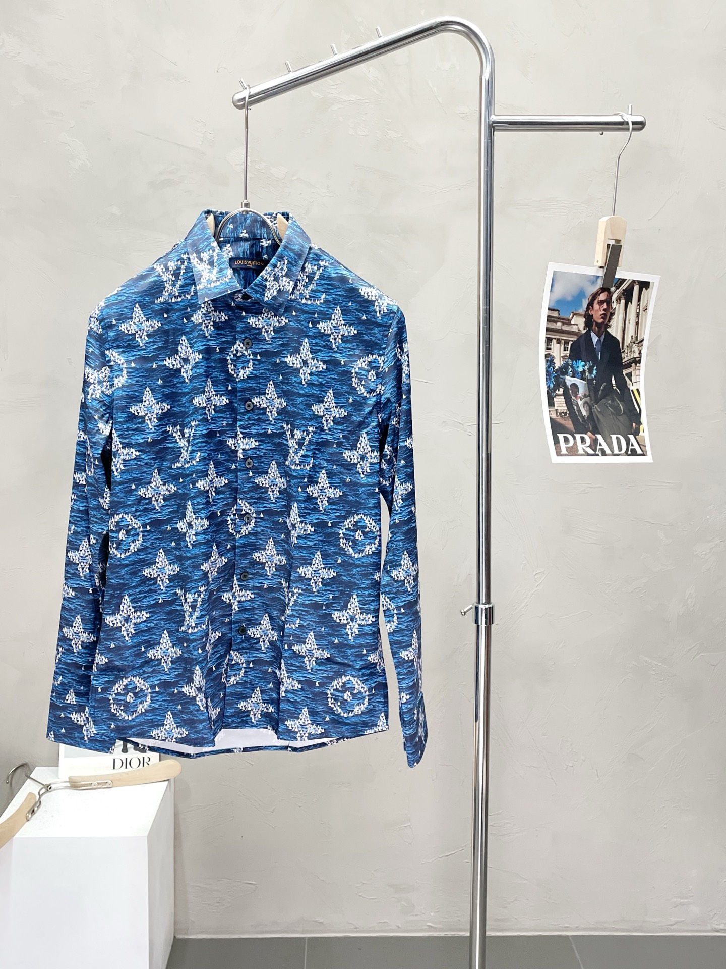 NO:519180,.Louis Vuitton exclusively offers new men's casual shirts. High-end customization. High-end version. Fashionable and versatile imported fabrics. Super soft and delicate touch. Skin-friendly and comfortable to wear. High-end boutique. OEM is very good at making the upper body. Men's must-have items. Three standards are complete. Number of 38-42.,louis vuitton,louis vuitton,shirts,alexander wang.19860909.Louis Vuitton路易威登独家专供新款男士休闲衬衫 高端定制 高端版本 时尚百搭爆款进口面料 手感超柔软细腻 穿着亲肤舒适 高端精品 代工厂精细做上身非常赞 男士必备单品 三标齐全 码数38-42,,louis vuitton,louis vuitton,shirts,alexander wang,Men's clothing