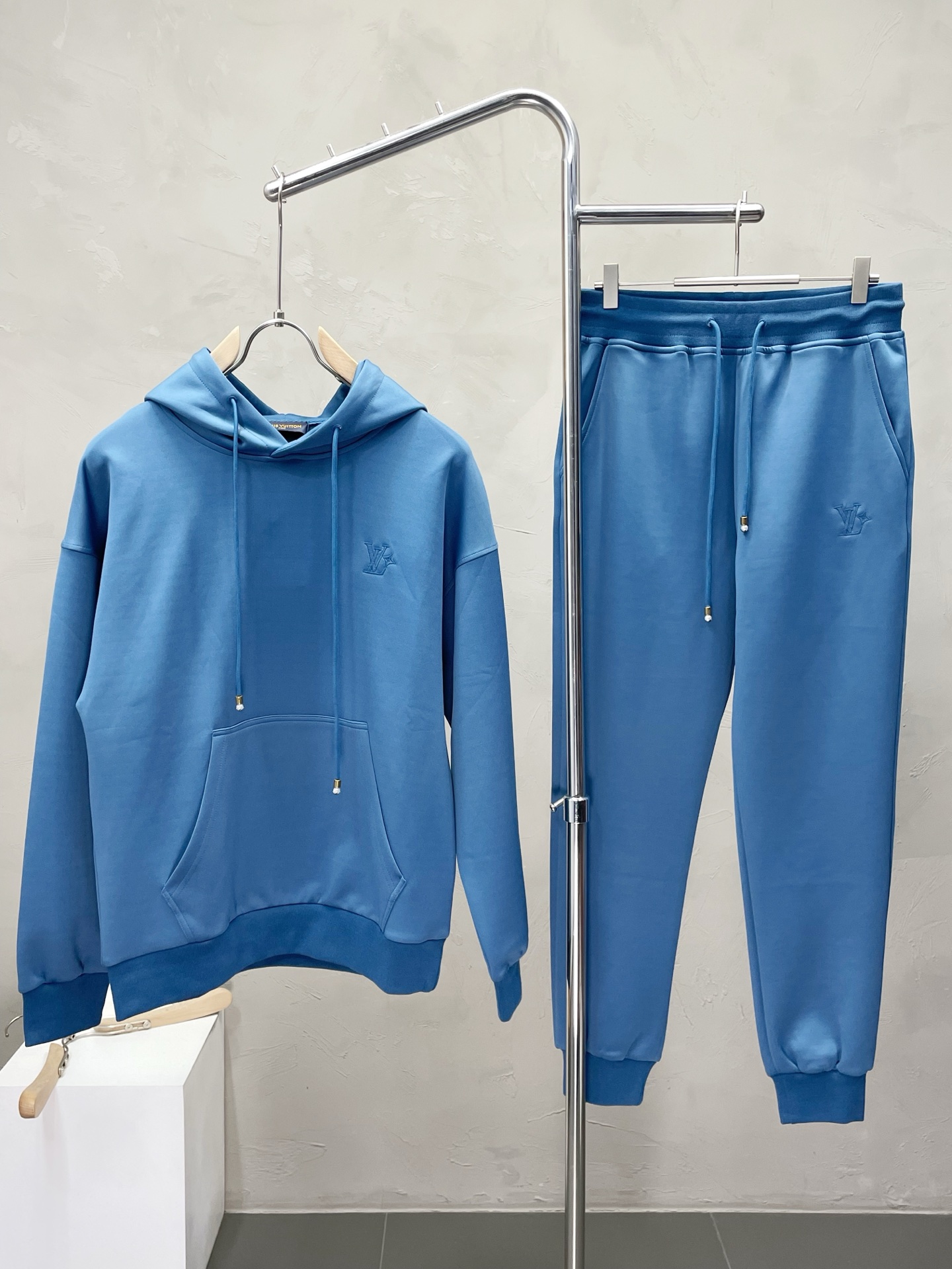 NO:520525,/Set.Louis Vuitton exclusively offers the same style of the new counter, breathable, comfortable and casual!  Full of high-end feeling!  The details are exquisite and high-end, and the workmanship is impeccable!  The original high-end fabric looks high-end!  The fabric is crisp, wrinkle-resistant and wear-resistant, warm, neat and stylish. Number of codes 48-56, louis vuitton, louis vuitton, alexander wang19860909/套.Louis Vuitton路易威登独家专供新款专柜同款套装,透气舒适休闲！高级感满满！细节精致高档,做工无可挑剔！原版高端面料很显高级！面料挺括抗皱耐磨,保暖利落有型.码数48-56,,louis vuitton,louis vuitton,alexander wang,Men's clothing