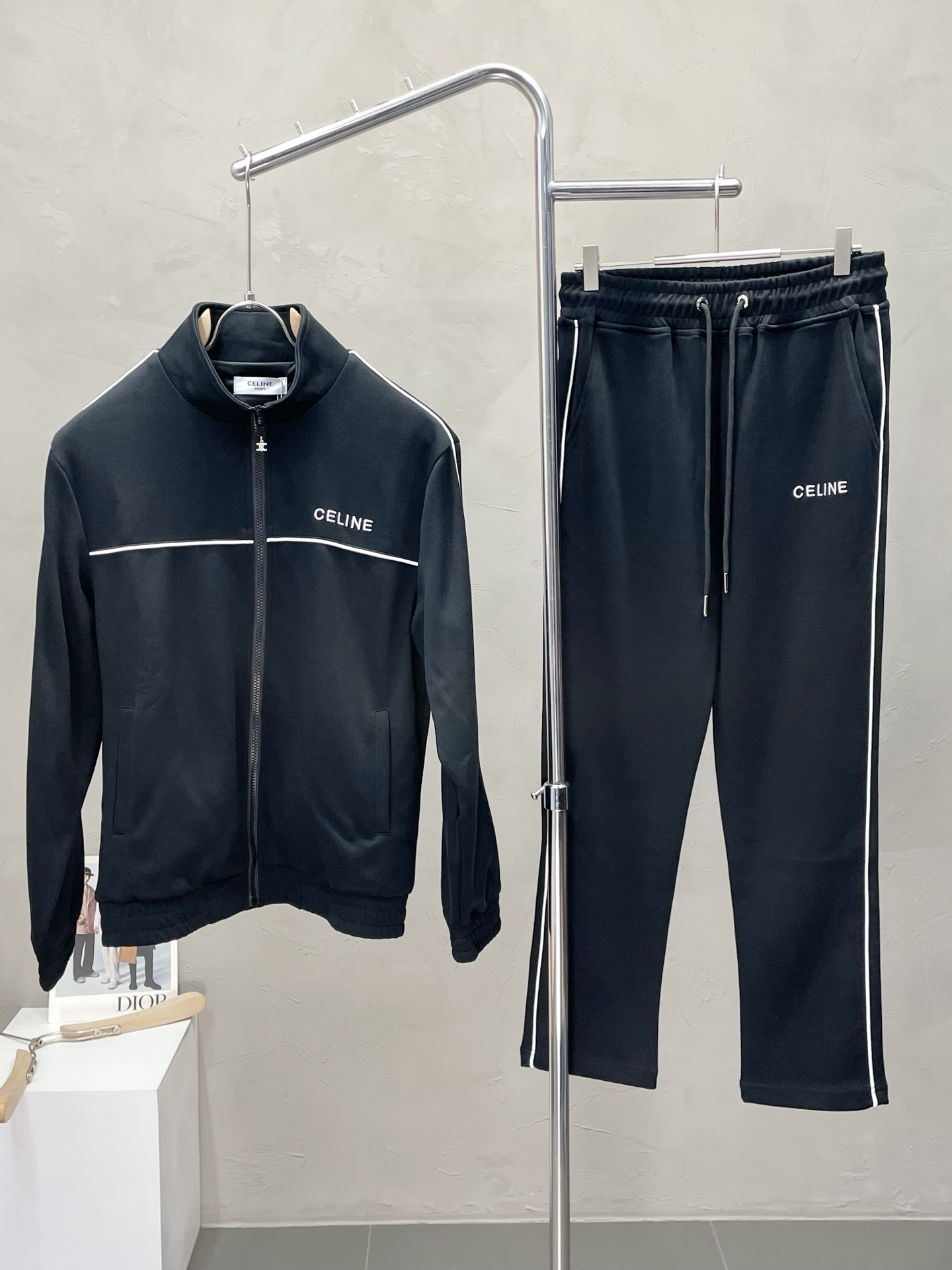 NO:521595,/Set.CELINE exclusively offers the same set for the new counter, breathable, comfortable and casual!  Full of high-end feeling!  The details are exquisite and high-end, and the workmanship is impeccable!  The original high-end fabric looks high-end!  The fabric is crisp, wrinkle-resistant and wear-resistant, warm, neat and stylish. Number of codes 48-56, celine, celine, alexander wang19860909/套.CELINE赛琳独家专供新款专柜同款套装,透气舒适休闲！高级感满满！细节精致高档,做工无可挑剔！原版高端面料很显高级！面料挺括抗皱耐磨,保暖利落有型.码数48-56,,celine,celine,alexander wang,Men's clothing