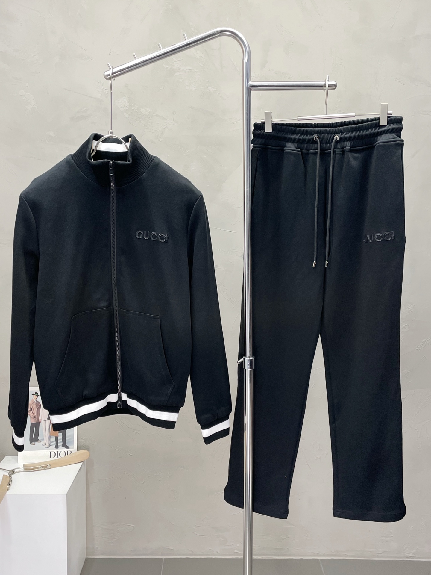 NO:520513,/Set.Gucci exclusively offers the same set for the new counter, breathable, comfortable and casual!  Full of high-end feeling!  The details are exquisite and high-end, and the workmanship is impeccable!  The original high-end fabric looks high-end!  The fabric is crisp, wrinkle-resistant and wear-resistant, warm, neat and stylish. Number of codes 48-56, gucci, gucci, alexander wang19860909/套.Gucci古驰独家专供新款专柜同款套装,透气舒适休闲！高级感满满！细节精致高档,做工无可挑剔！原版高端面料很显高级！面料挺括抗皱耐磨,保暖利落有型.码数48-56,,gucci,gucci,alexander wang,Men's clothing