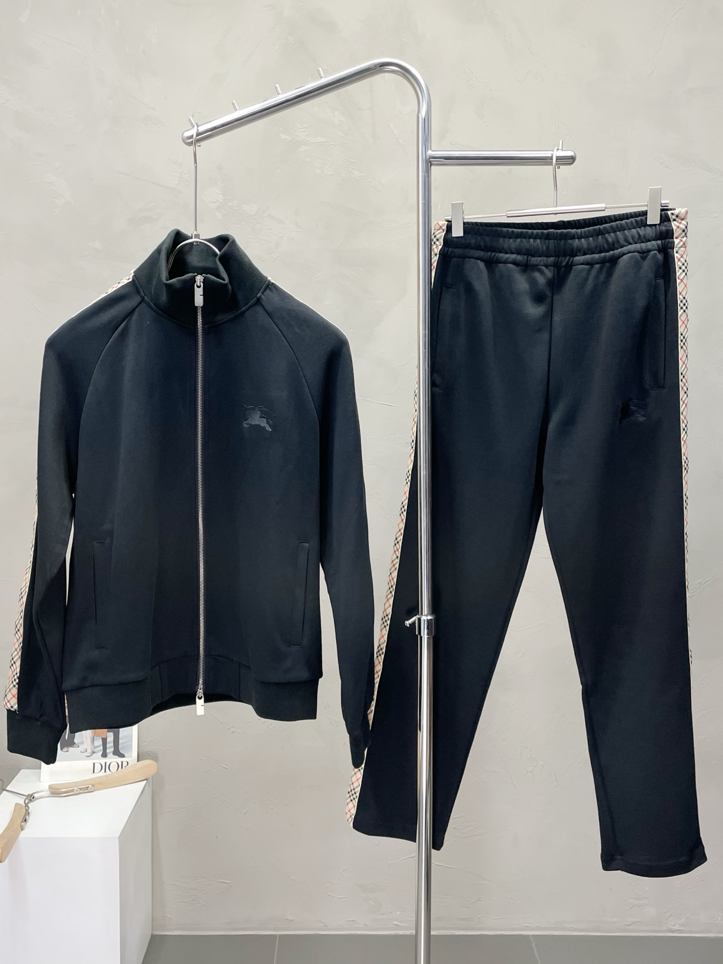 NO:521598,/Set. Burberry exclusively offers the same set for the new counter, breathable, comfortable and casual!  Full of high-end feeling!  The details are exquisite and high-end, and the workmanship is impeccable!  The original high-end fabric looks high-end!  The fabric is crisp, wrinkle-resistant and wear-resistant, warm, neat and stylish. Number of codes 48-56, burberry, burberry, alexander wang19860909/套.Burberry巴宝莉独家专供新款专柜同款套装,透气舒适休闲！高级感满满！细节精致高档,做工无可挑剔！原版高端面料很显高级！面料挺括抗皱耐磨,保暖利落有型.码数48-56,,burberry,burberry,alexander wang,Men's clothing