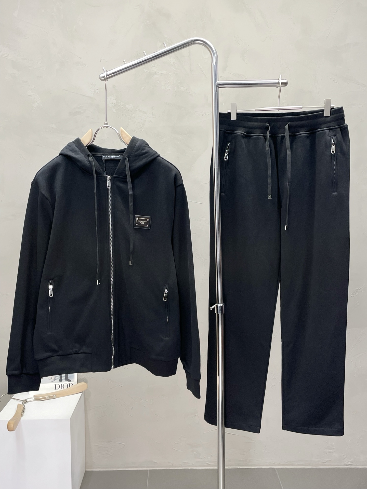 NO:520516,/Set.Dolce & Gabbana exclusively offers the same style of the new counter, breathable, comfortable and casual!  Full of high-end feeling!  The details are exquisite and high-end, and the workmanship is impeccable!  The original high-end fabric looks high-end!  The fabric is crisp, wrinkle-resistant and wear-resistant, warm, neat and stylish. Number of codes 48-56, Dolce & Gabbana, Dolce & Gabbana, alexander wang19860909/套.Dolce&Gabbana杜嘉班纳独家专供新款专柜同款套装,透气舒适休闲！高级感满满！细节精致高档,做工无可挑剔！原版高端面料很显高级！面料挺括抗皱耐磨,保暖利落有型.码数48-56,,Dolce&Gabbana,Dolce&Gabbana,alexander wang,Men's clothing