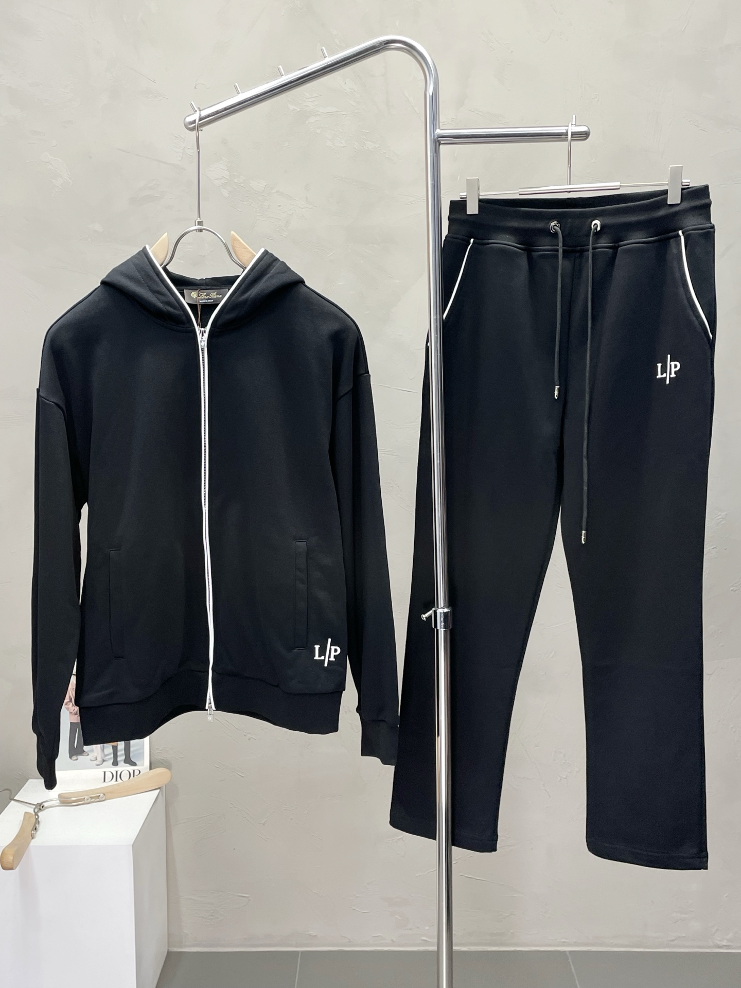 NO:521604,/set.LP-Loro Piana exclusively offers the same style of the new counter, breathable, comfortable and casual!  Full of high-end feeling!  The details are exquisite and high-end, and the workmanship is impeccable!  The original high-end fabric looks high-end!  The fabric is crisp, wrinkle-resistant and wear-resistant, warm, neat and stylish. Number of codes 48-56, loro piana, loro piana, alexander wang19860909/套.LP-Loro Piana诺悠翩雅独家专供新款专柜同款套装,透气舒适休闲！高级感满满！细节精致高档,做工无可挑剔！原版高端面料很显高级！面料挺括抗皱耐磨,保暖利落有型.码数48-56,,loro piana,loro piana,alexander wang,Men's clothing