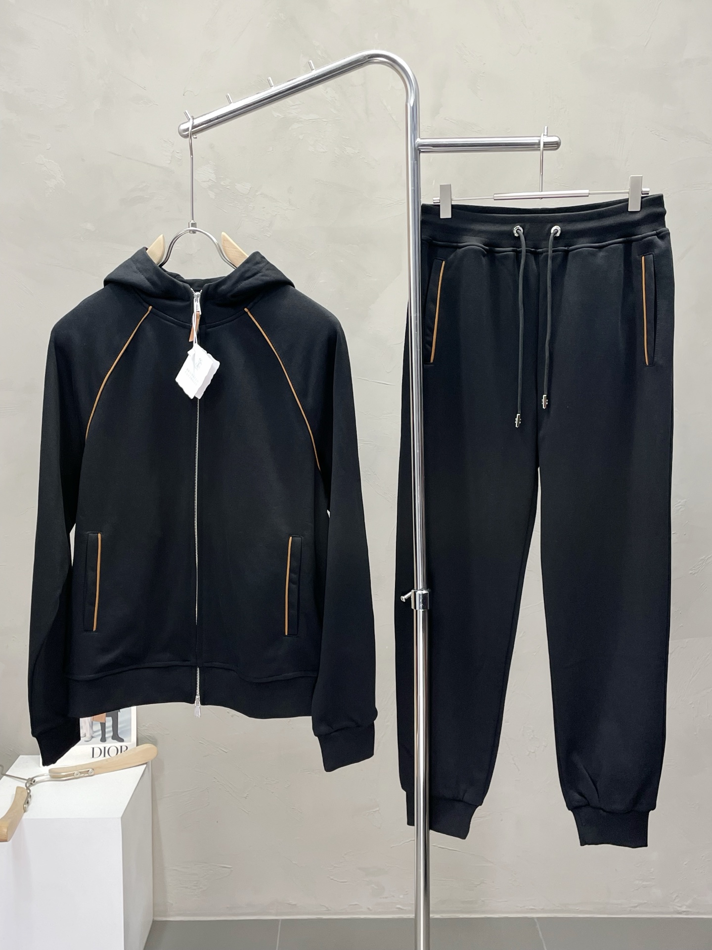 NO:520522,/Set.BC-Brunello Cucineli Brunello Cucineli exclusively supplies the same sweatshirt set for the new counter, full of high-end feel!  The details are exquisite and high-end, and the workmanship is impeccable!  Imported fabrics are three-dimensional, exquisite and delicate. The original high-end double-sided jersey fabrics are very high-end!  Original zipper!  The fabric is crisp, wrinkle-resistant, wear-resistant, moisture absorption, quick drying and breathable, neat and stylish. Number of codes 48-56, brunello cucinelli, hoodie, sweatshirts, alexander wang19860909/套.BC-Brunello Cucineli 布鲁内洛·库奇内利独家专供新款专柜同款卫衣套装,高级感满满！细节精致高档,做工无可挑剔！进口面料 立体精致细腻.原版高端双面平纹针织面料很显高级！原版拉链！面料挺括抗皱耐磨,吸湿速干透气,利落有型.码数48-56,,brunello cucinelli,hoodie,sweatshirts,alexander wang,Men's clothing