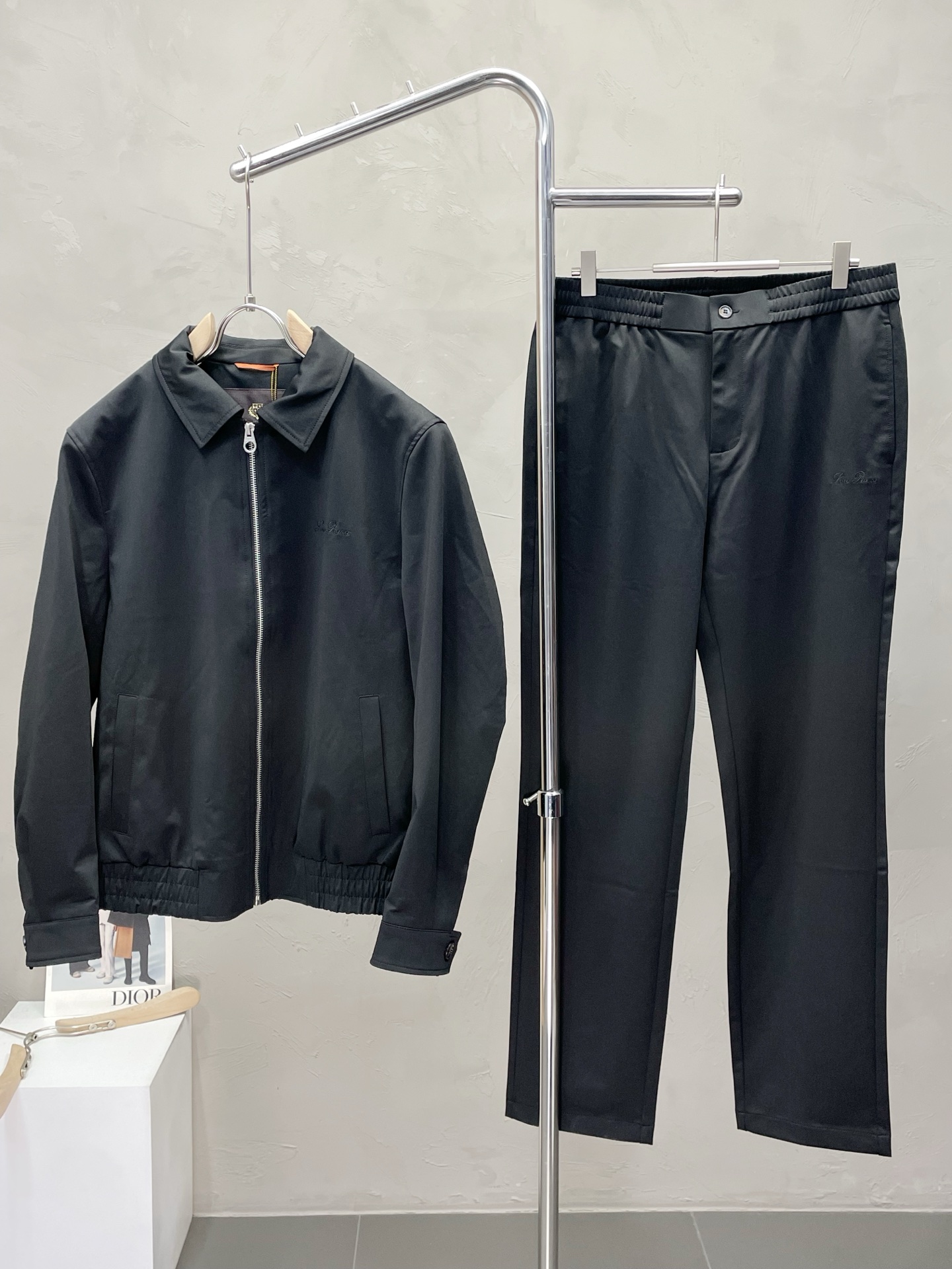 NO:520519,Jackets and casual pants.LP-Loro Piana exclusively offers the same casual suit for the new counter, full of high-end feel!  The details are exquisite and high-end, and the workmanship is impeccable!  Imported fabrics are three-dimensional, exquisite and delicate. The original high-end double-sided jersey fabrics are very high-end!  Original zipper!  The fabric is crisp, wrinkle-resistant, wear-resistant, moisture absorption, quick drying and breathable, neat and stylish. Number of codes 48-56, loro piana, loro piana, jackets & coats, alexander wang19860909外套、休闲裤.LP-Loro Piana诺悠翩雅独家专供新款专柜同款休闲套装,高级感满满！细节精致高档,做工无可挑剔！进口面料 立体精致细腻.原版高端双面平纹针织面料很显高级！原版拉链！面料挺括抗皱耐磨,吸湿速干透气,利落有型.码数48-56,,loro piana,loro piana,jackets & coats,alexander wang,Men's clothing