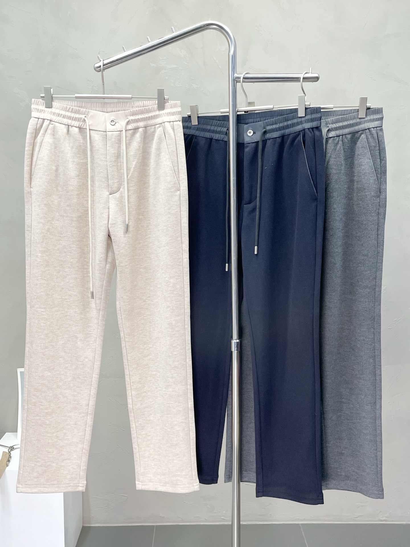 NO:520510,.LP-Loro Piana exclusively offers new casual pants high-end version!  Customized fabrics for counters are breathable and comfortable, with impeccable details, and the brand element design concept reflects high quality. The feel is delicate and soft!  It is casually cut, with a great upper body style!  Number of codes: 48-56, loro piana, loro piana, alexander wang19860909.LP-Loro Piana诺悠翩雅独家专供新款 休闲裤 高端版本！专柜定制面料 透气舒适度高,细节无可挑剔,品牌元素设计理念,体现高品质.手感细腻柔软！呈现休闲裁剪,上身版型超赞！码数: 48-56,,loro piana,loro piana,alexander wang,Men's clothing