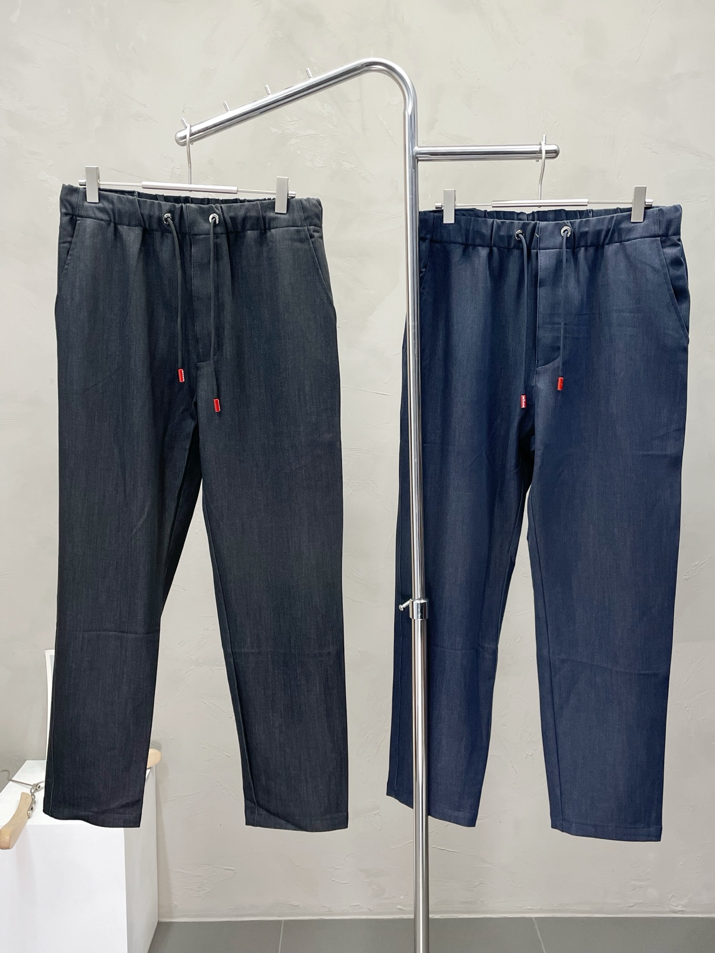 NO:520502,.KITON exclusively offers new casual pants high-end version!  Customized fabrics for counters are breathable and comfortable, with impeccable details, and the brand element design concept reflects high quality. The feel is delicate and soft!  It is casually cut, with a great upper body style!  Number of codes: M-3XL, alexander wang19860909.KITON独家专供新款 休闲裤 高端版本！专柜定制面料 透气舒适度高,细节无可挑剔,品牌元素设计理念,体现高品质.手感细腻柔软！呈现休闲裁剪,上身版型超赞！码数: M-3XL,,alexander wang,Men's clothing