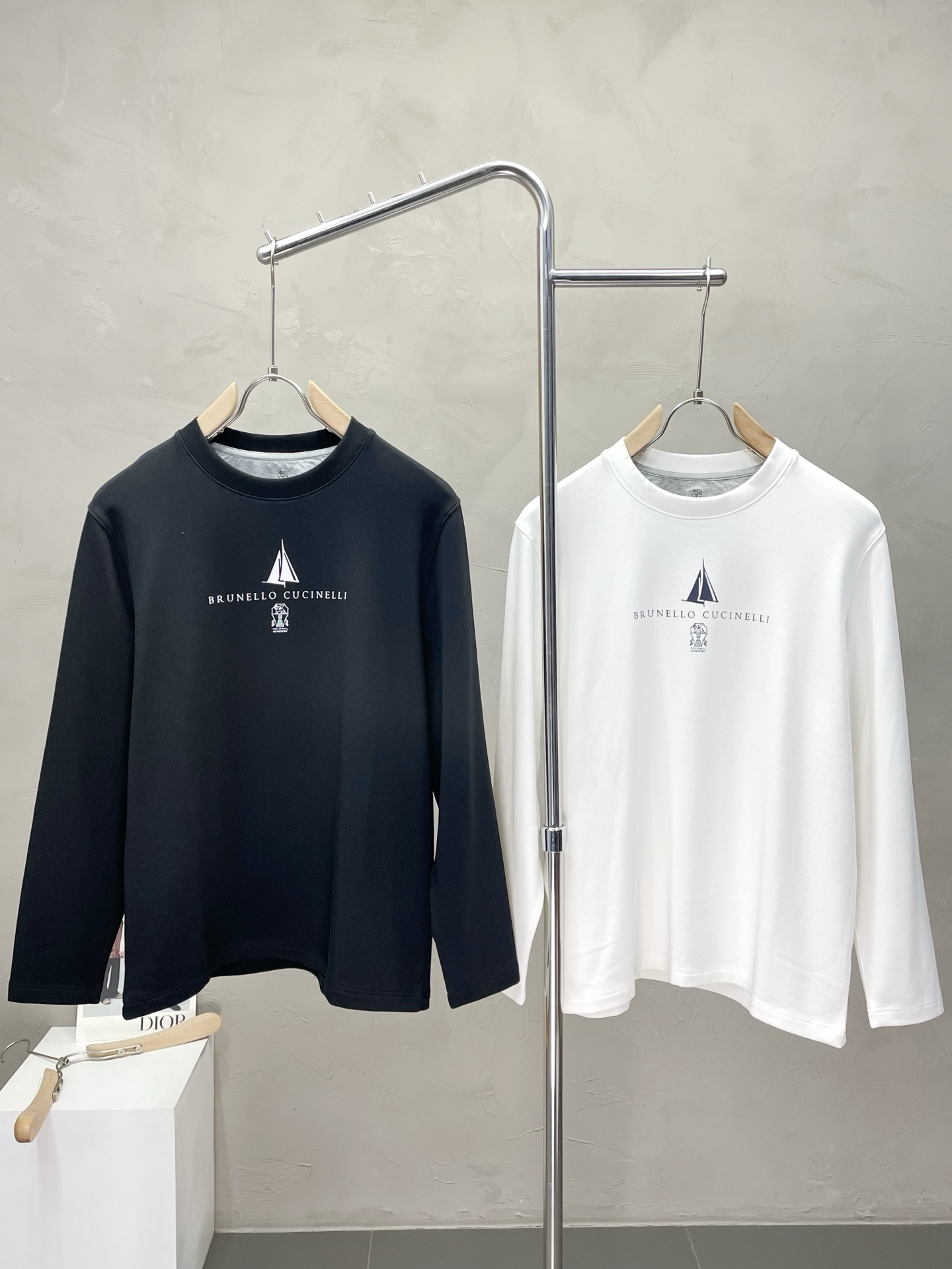 NO:520503,.BC-Brunello Cucineli Brunello Cucineli exclusively provides the latest fashionable long-sleeved jackets with a classic design and great appearance, and the quality is even more unscrupulous. You can buy it directly. You can't get it wrong! Through the detailed pictures, you can feel its powerful aura, and the warm-concentration effect is significant, so you don’t have to worry about the chill at all! It is both fashionable and functional, and the whole style looks more luxurious and elegant! Size M-3XL, brunello cucinelli, jackets & coats, alexander wang19860909.BC-Brunello Cucineli 布鲁内洛·库奇内利独家专供最新时尚长袖 经典设计感与颜值爆棚的外套,品质更是无法挑剔品控可以直接入手,不容过错的高端臻品！通过细节图片便可感受到它强悍的气场,聚温保暖效果显著,完全不用担心会有一点寒意！时尚与功能性兼备,整款显得更加的奢华大气！ 尺码M-3XL,,brunello cucinelli,jackets & coats,alexander wang,Men's clothing