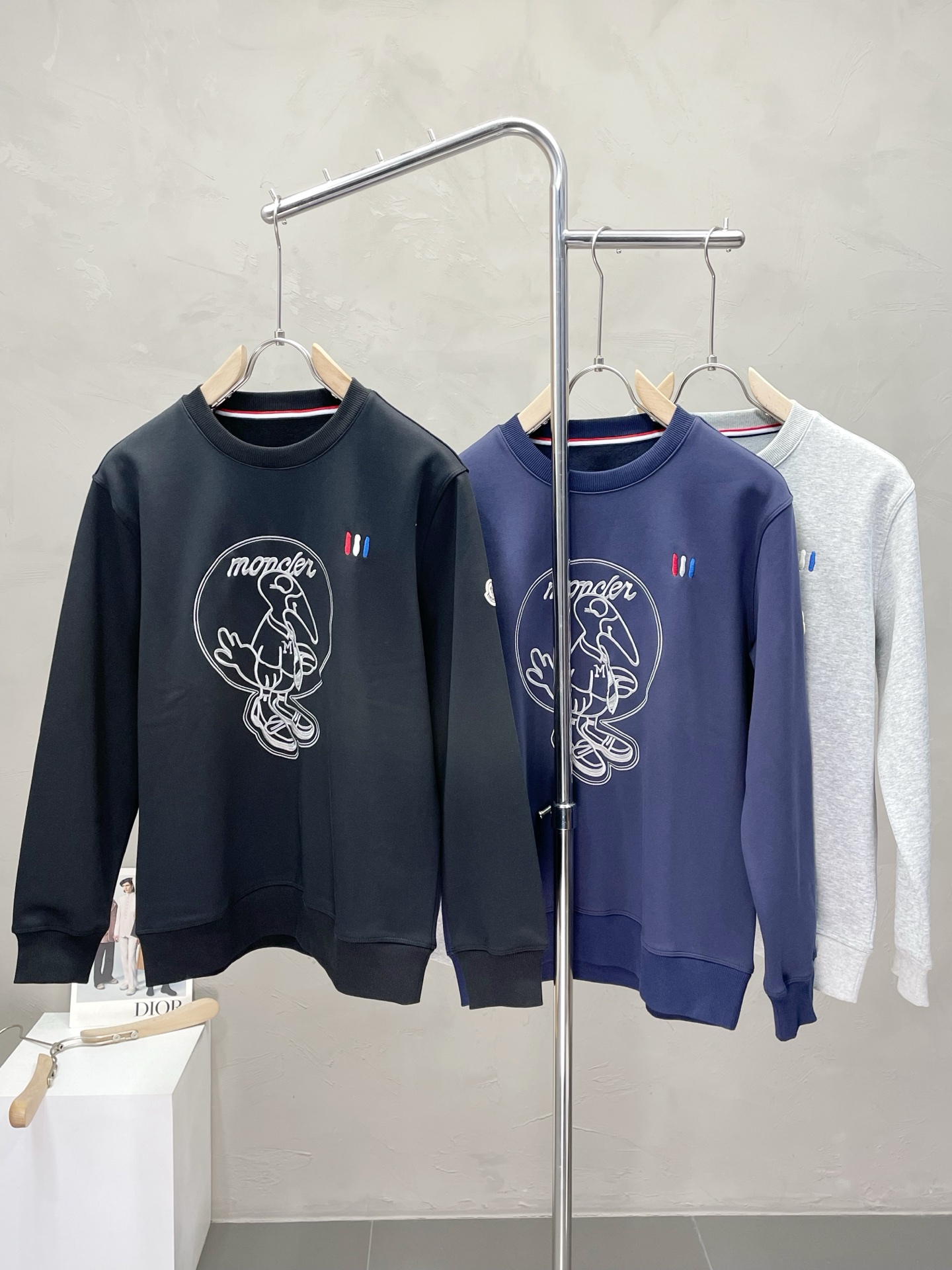 NO:520505,.Moncler's hooded cover is exclusively for the latest fashionable sweatshirts. A jacket with a classic design and appearance, with fleece inside to keep warm. The quality is even more unscrupulous. You can buy it directly. You can't get it wrong! Through the detailed pictures, you can feel its powerful aura, and the warm-concentration effect is significant, so you don’t have to worry about the chill at all! It is both fashionable and functional, and the whole style looks more luxurious and elegant! Size M-3XL, Moncler, hoodie, sweatshirts, jackets & coats, alexander wang19860909.Moncler蒙口独家专供最新时尚卫衣 经典设计感与颜值爆棚的外套,内里加绒保暖 品质更是无法挑剔品控可以直接入手,不容过错的高端臻品！通过细节图片便可感受到它强悍的气场,聚温保暖效果显著,完全不用担心会有一点寒意！时尚与功能性兼备,整款显得更加的奢华大气！ 尺码M-3XL,,Moncler,hoodie,sweatshirts,jackets & coats,alexander wang,Men's clothing