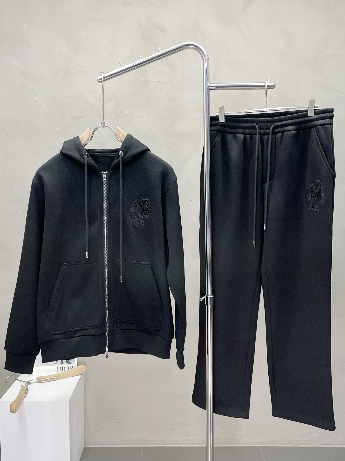 NO:520515,Jackets and casual pants. Hermès exclusively offers new original single men's casual autumn and winter suits, thickened with velvet inside, high-end customization, high-end version, fashionable and versatile imported fabric, super soft and delicate, comfortable to wear, warm and comfortable, high-end boutique, OEM factory made the top body very good, men's essential items, complete three standards, M-3XL,, hermes, hermes, jackets & coats, alexander wang19860909外套、休闲裤.Hermès爱马仕独家专供新款原单男士休闲秋冬套装 内里加绒加厚 高端定制 高端版本 时尚百搭爆款进口面料 手感超柔软细腻 穿着亲肤舒适 保暖舒适 高端精品 代工厂精细做上身非常赞 男士必备单品 三标齐全 码数M-3XL,,hermes,hermes,jackets & coats,alexander wang,Men's clothing