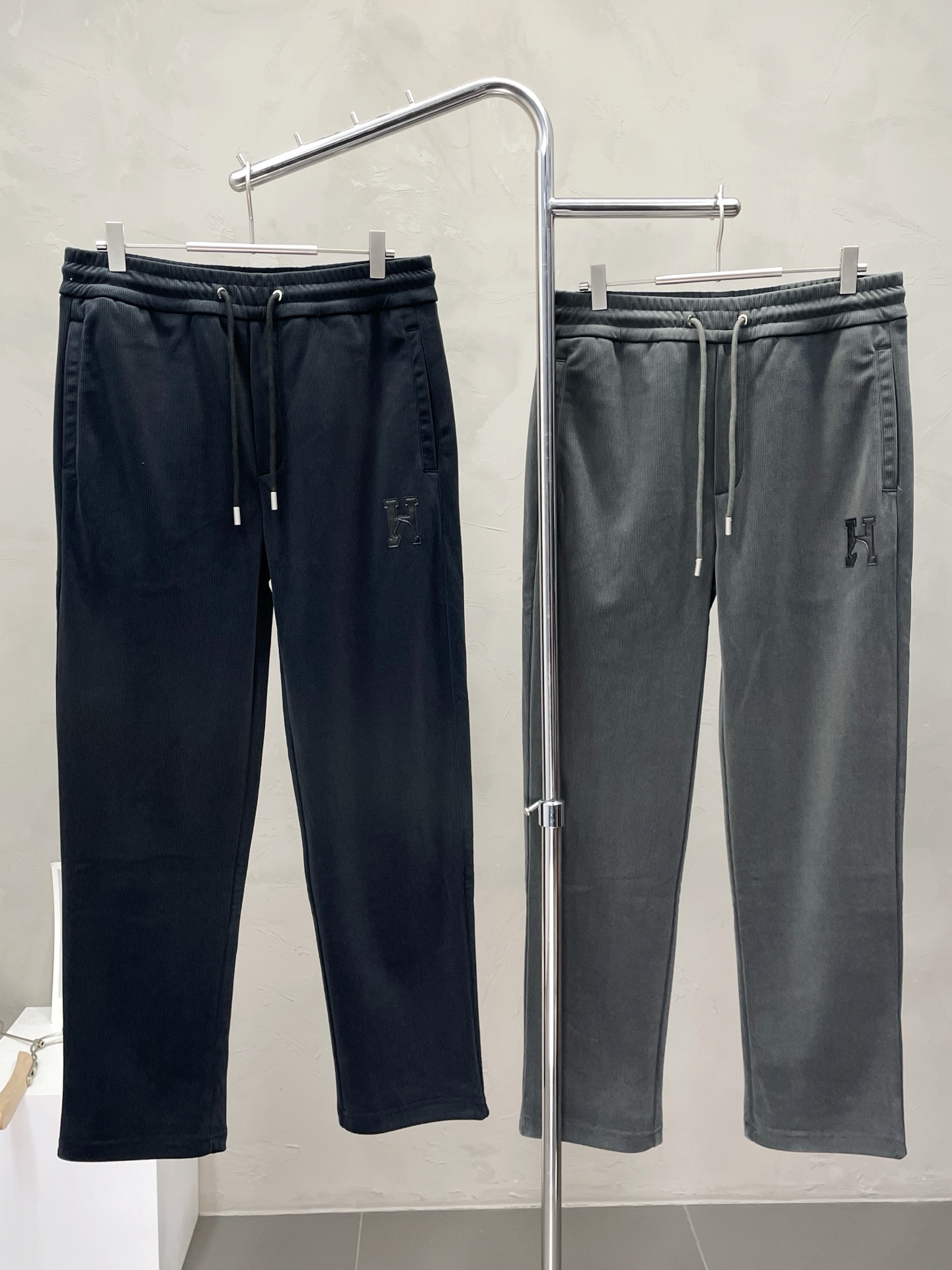 NO:520508,.Hermès exclusively offers new original single men's casual pants, high-end customization, high-end version, fashionable and versatile imported fabric, super soft and delicate, skin-friendly and comfortable, warm and comfortable, high-end boutique, OEM factory fine-made top body, very good, men's essential items, three standards, M-3XL,, hermes, hermes, alexander wang19860909.Hermès爱马仕独家专供新款原单男士休闲裤 高端定制 高端版本 时尚百搭爆款进口面料 手感超柔软细腻 穿着亲肤舒适 保暖舒适 高端精品 代工厂精细做上身非常赞 男士必备单品 三标齐全 码数M-3XL,,hermes,hermes,alexander wang,Men's clothing