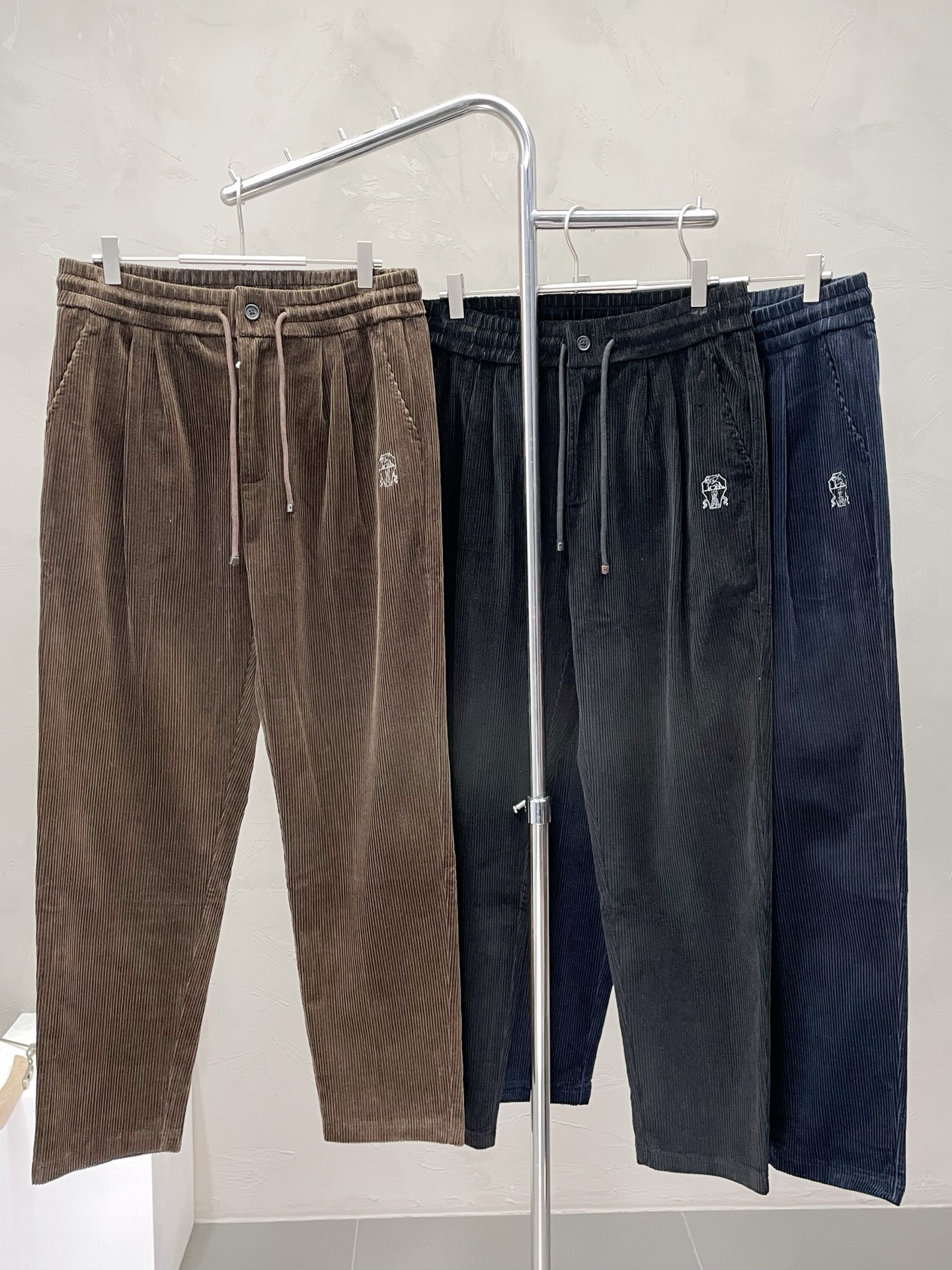 NO:520504,.BC-Brunello Cucineli Brunello Cucineli exclusively for new casual pants High-end version!  Customized fabrics for counters are breathable and comfortable, with impeccable details, and the brand element design concept reflects high quality. The feel is delicate and soft!  It is casually cut, with a great upper body style!  Number of codes: M-3XL, brunello cucinelli, alexander wang19860909.BC-Brunello Cucineli 布鲁内洛·库奇内利独家专供新款休闲裤 高端版本！专柜定制面料 透气舒适度高,细节无可挑剔,品牌元素设计理念,体现高品质.手感细腻柔软！呈现休闲裁剪,上身版型超赞！码数: M-3XL,,brunello cucinelli,alexander wang,Men's clothing