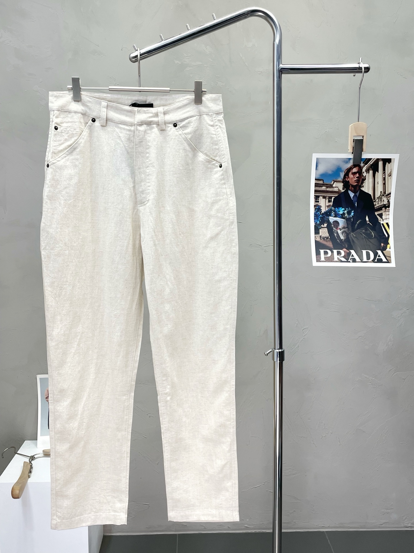 NO:520540,.Prada exclusively available in new casual pants, high-end version!  Custom linen fabrics in the counter are breathable and comfortable, with impeccable details, and the brand element design concept reflects high quality. The feel is delicate and soft!  It is casually cut, with a great upper body style!  S-XL, prada, prada, alexander wang19860909.Prada普拉达独家专供新款休闲裤 高端版本！专柜定制亚麻面料 透气舒适度高,细节无可挑剔,品牌元素设计理念,体现高品质.手感细腻柔软！呈现休闲裁剪,上身版型超赞！码数S-XL,,prada,prada,alexander wang,Men's clothing