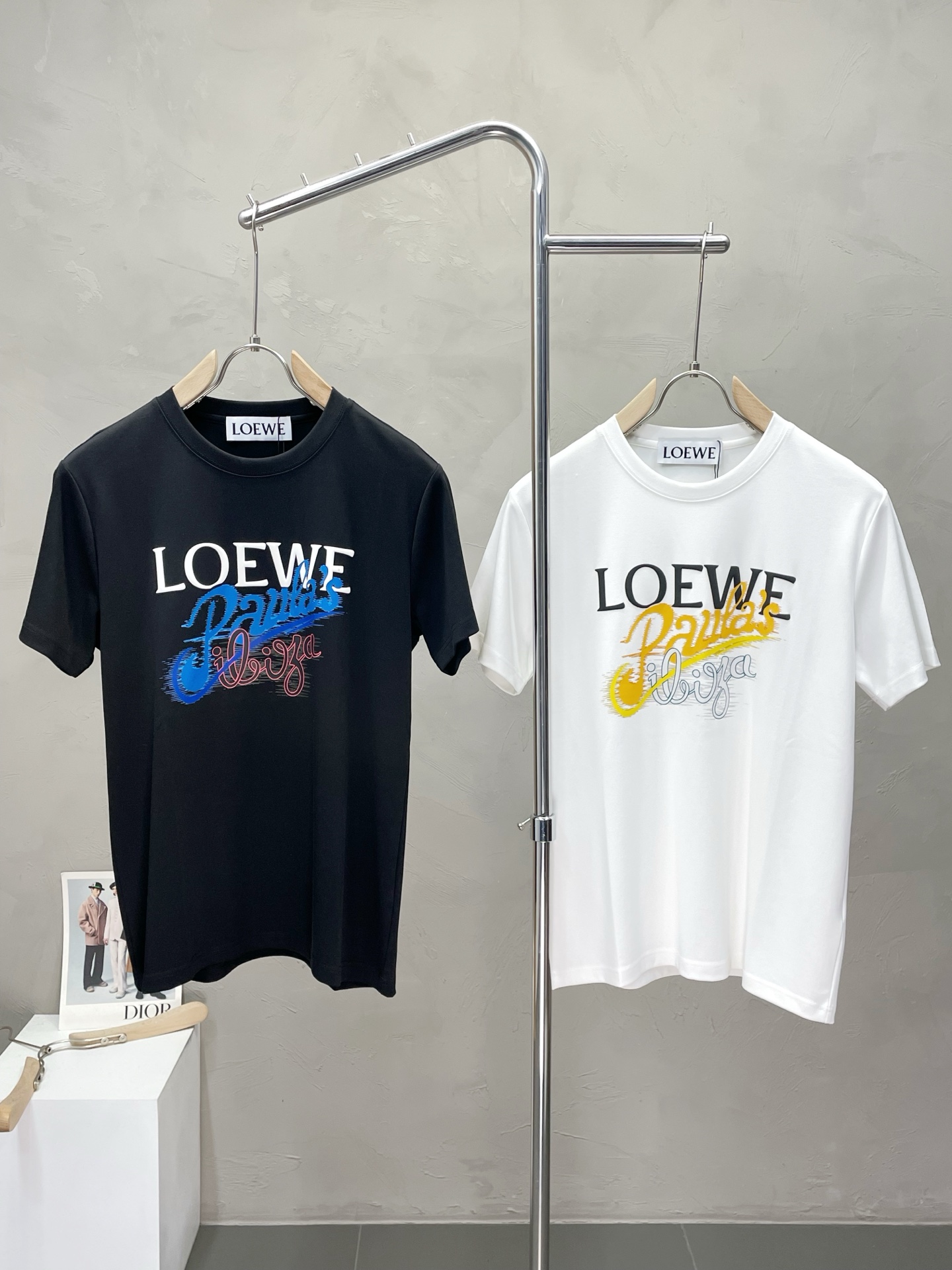 NO:521572,.LOEWE exclusively offers new original single men's casual short sleeves, high-end customization, high-end version, fashionable and versatile imported fabric, super soft and delicate, skin-friendly and comfortable to wear, high-end boutique, OEM, fine-made top body, very good, men's essential items, three standards, code M-3XL,,loewe,loewe,T-shirt,alexander wang19860909.LOEWE罗意威独家专供新款原单男士休闲短袖 高端定制 高端版本 时尚百搭爆款进口面料 手感超柔软细腻 穿着亲肤舒适 高端精品 代工厂精细做上身非常赞 男士必备单品 三标齐全 码数M-3XL,,loewe,loewe,T-shirt,alexander wang,Men's clothing