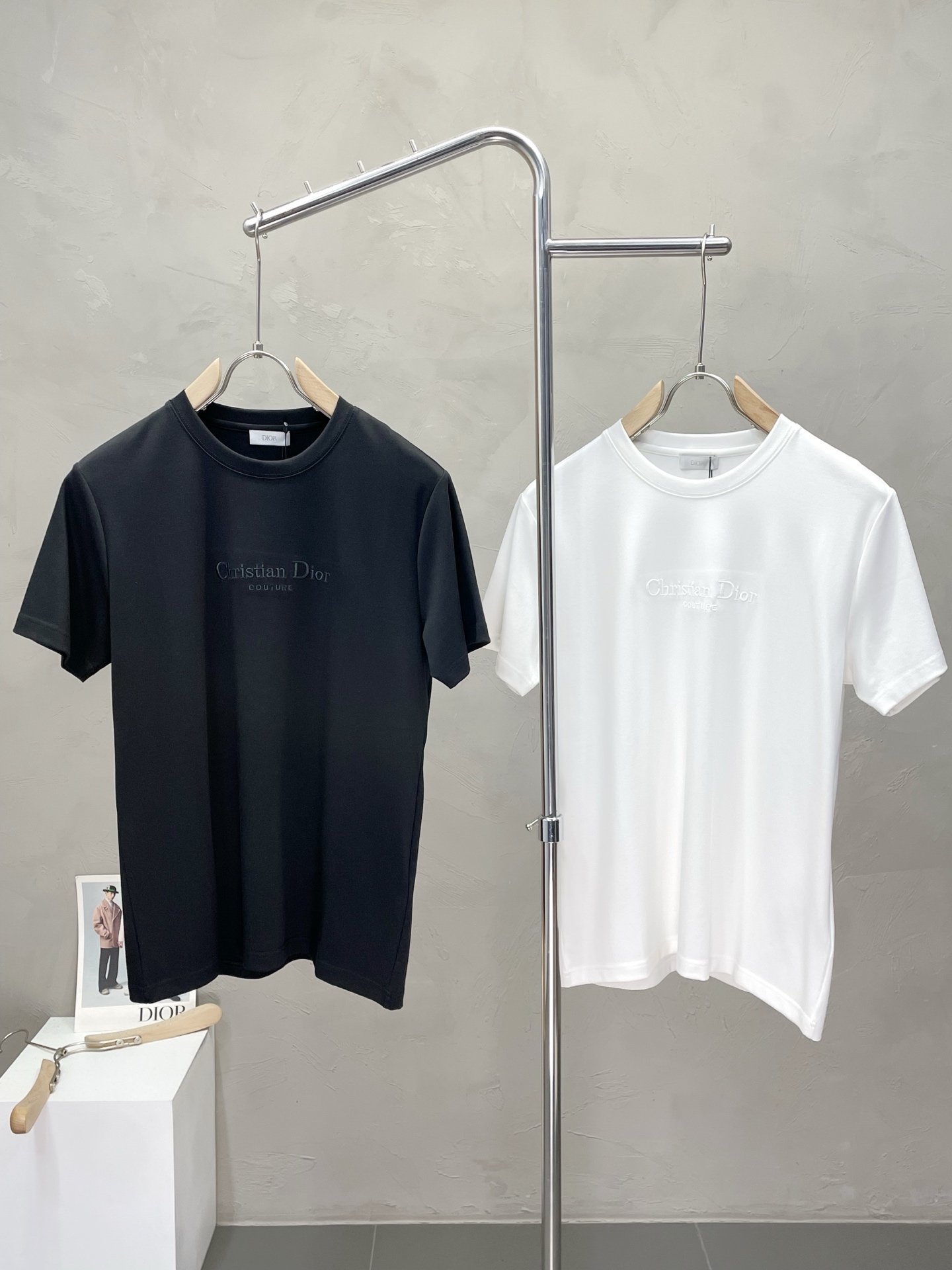 NO:521611,.Dior exclusively offers new original single men's casual short sleeves, high-end customization, high-end version, fashionable and versatile imported fabric, super soft and delicate, skin-friendly and comfortable to wear, high-end boutique, OEM, fine production, very good for the top body, men's essential items, three standards, M-3XL,,dior,dior,T-shirt,alexander wang19860909.Dior迪奥独家专供新款原单男士休闲短袖 高端定制 高端版本 时尚百搭爆款进口面料 手感超柔软细腻 穿着亲肤舒适 高端精品 代工厂精细做上身非常赞 男士必备单品 三标齐全 码数M-3XL,,dior,dior,T-shirt,alexander wang,Men's clothing