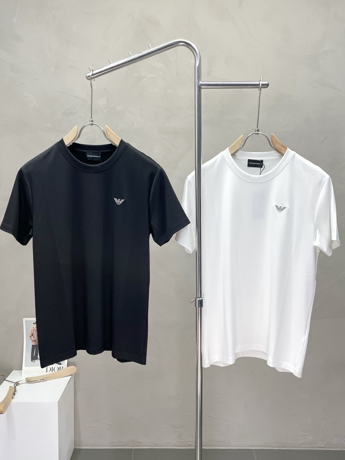 NO:521613,.ARMANI Armani exclusively offers new original single men's casual short sleeves, high-end customization, high-end version, fashionable and versatile imported fabric, super soft and delicate, skin-friendly and comfortable to wear, high-end boutique, OEM, fine production, very good for the upper body, men's essential items, three standards, M-3XL,,armani,armani,T-shirt,alexander wang19860909.ARMANI阿玛尼独家专供新款原单男士休闲短袖 高端定制 高端版本 时尚百搭爆款进口面料 手感超柔软细腻 穿着亲肤舒适 高端精品 代工厂精细做上身非常赞 男士必备单品 三标齐全 码数M-3XL,,armani,armani,T-shirt,alexander wang,Men's clothing