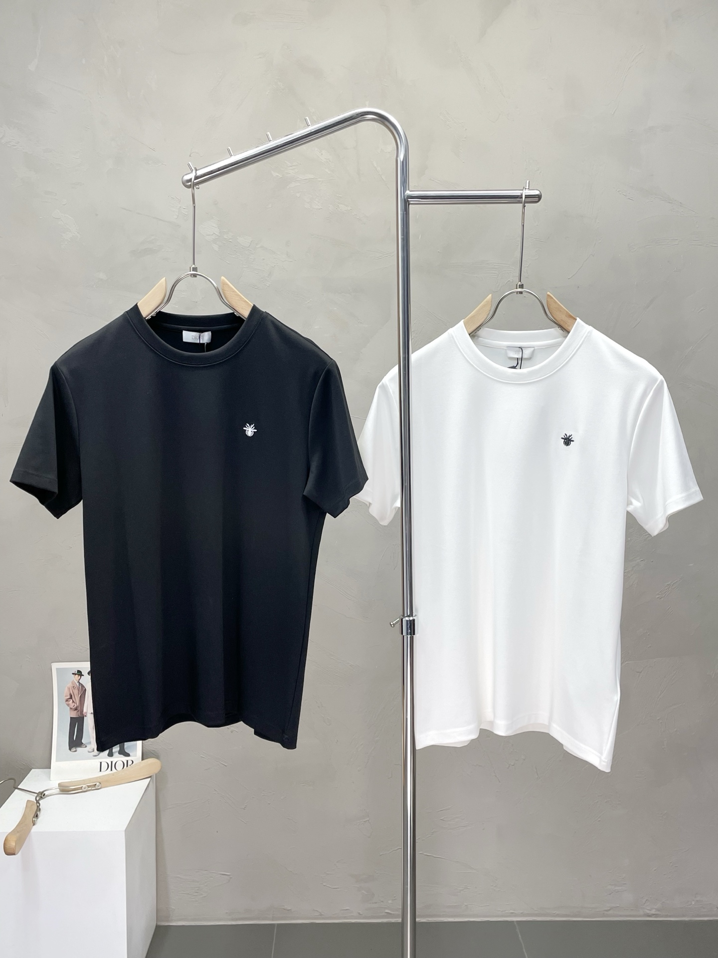 NO:521615,.Dior exclusively offers new original single men's casual short sleeves, high-end customization, high-end version, fashionable and versatile imported fabric, super soft and delicate, skin-friendly and comfortable to wear, high-end boutique, OEM, fine production, very good for the top body, men's essential items, three standards, M-3XL,,dior,dior,T-shirt,alexander wang19860909.Dior迪奥独家专供新款原单男士休闲短袖 高端定制 高端版本 时尚百搭爆款进口面料 手感超柔软细腻 穿着亲肤舒适 高端精品 代工厂精细做上身非常赞 男士必备单品 三标齐全 码数M-3XL,,dior,dior,T-shirt,alexander wang,Men's clothing