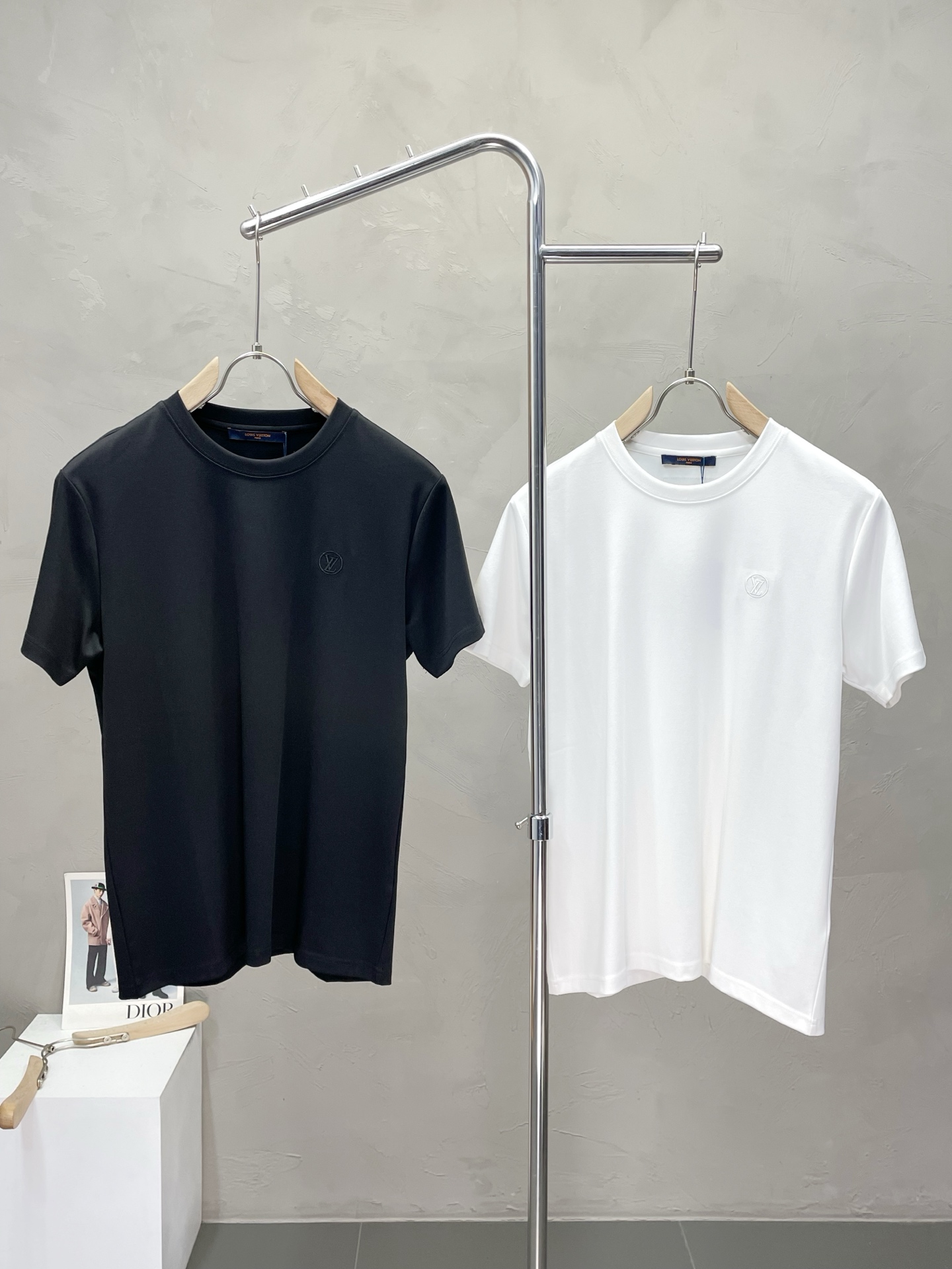 NO:522848,.Louis Vuitton exclusively offers new original single men's casual short sleeves, high-end customization, high-end version, fashionable and versatile imported fabric, super soft and delicate, skin-friendly and comfortable to wear, high-end boutique, OEM, fine-made top body, very good, men's essential items, three standards, complete code M-3XL,,louis vuitton,louis vuitton,T-shirt,alexander wang19860909.Louis Vuitton路易威登独家专供新款原单男士休闲短袖 高端定制 高端版本 时尚百搭爆款进口面料 手感超柔软细腻 穿着亲肤舒适 高端精品 代工厂精细做上身非常赞 男士必备单品 三标齐全 码数M-3XL,,louis vuitton,louis vuitton,T-shirt,alexander wang,Men's clothing