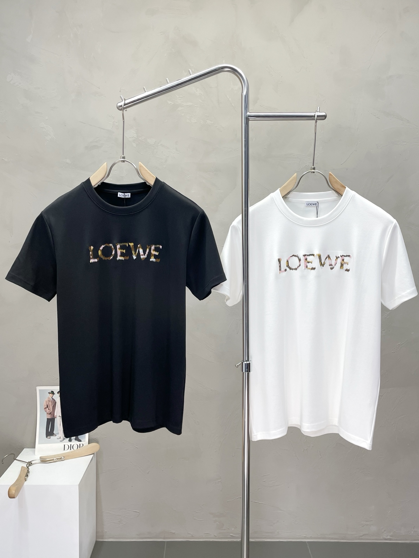 NO:521619,.LOEWE exclusively offers new original single men's casual short sleeves, high-end customization, high-end version, fashionable and versatile imported fabric, super soft and delicate, skin-friendly and comfortable to wear, high-end boutique, OEM, fine-made top body, very good, men's essential items, three standards, code M-3XL,,loewe,loewe,T-shirt,alexander wang19860909.LOEWE罗意威独家专供新款原单男士休闲短袖 高端定制 高端版本 时尚百搭爆款进口面料 手感超柔软细腻 穿着亲肤舒适 高端精品 代工厂精细做上身非常赞 男士必备单品 三标齐全 码数M-3XL,,loewe,loewe,T-shirt,alexander wang,Men's clothing