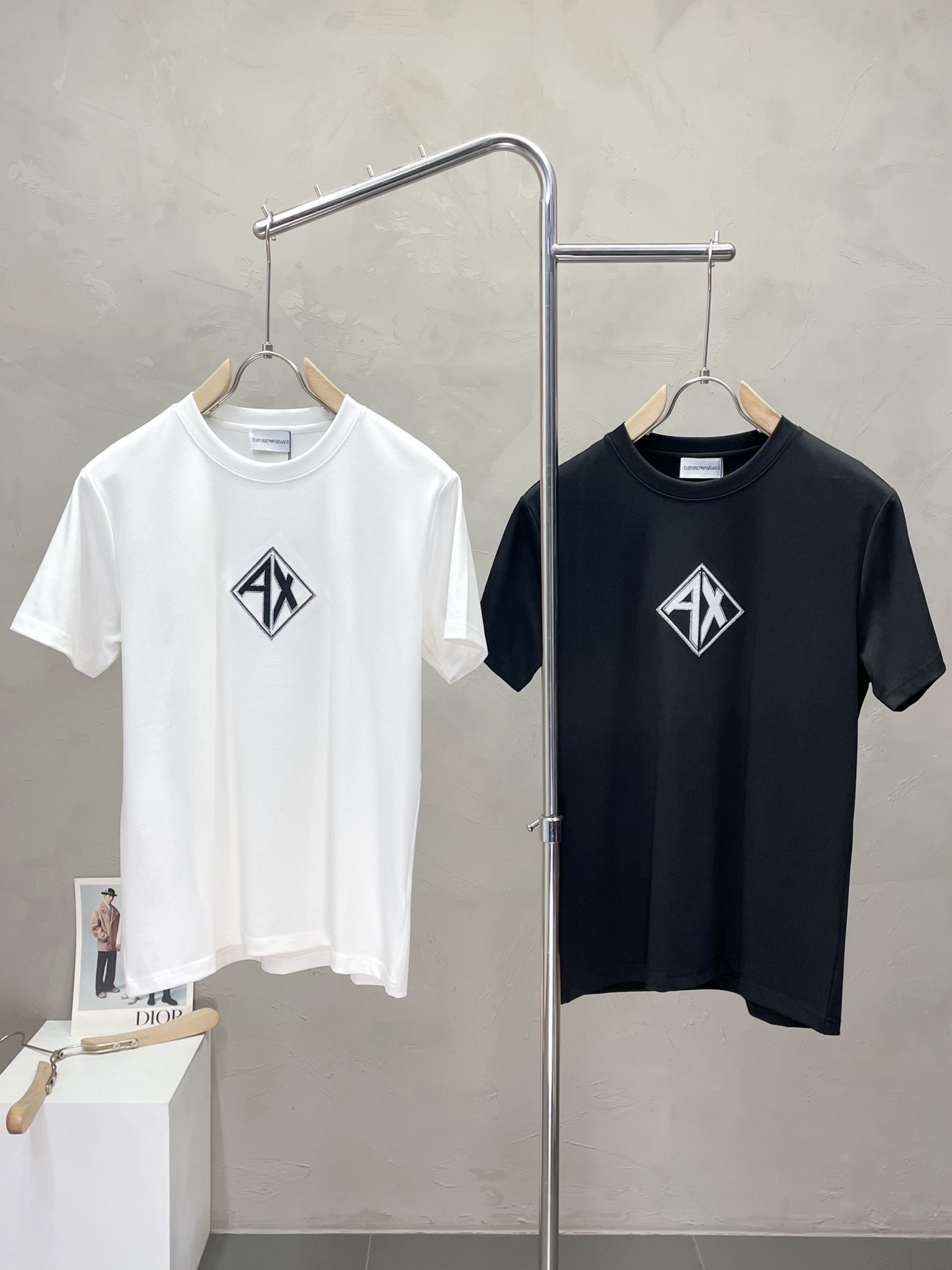 NO:521621,.ARMANI Armani exclusively offers new original single men's casual short sleeves, high-end customization, high-end version, fashionable and versatile imported fabric, super soft and delicate, skin-friendly and comfortable to wear, high-end boutique, OEM, fine production, very good for the upper body, men's essential items, three standards, M-3XL,,armani,armani,T-shirt,alexander wang19860909.ARMANI阿玛尼独家专供新款原单男士休闲短袖 高端定制 高端版本 时尚百搭爆款进口面料 手感超柔软细腻 穿着亲肤舒适 高端精品 代工厂精细做上身非常赞 男士必备单品 三标齐全 码数M-3XL,,armani,armani,T-shirt,alexander wang,Men's clothing