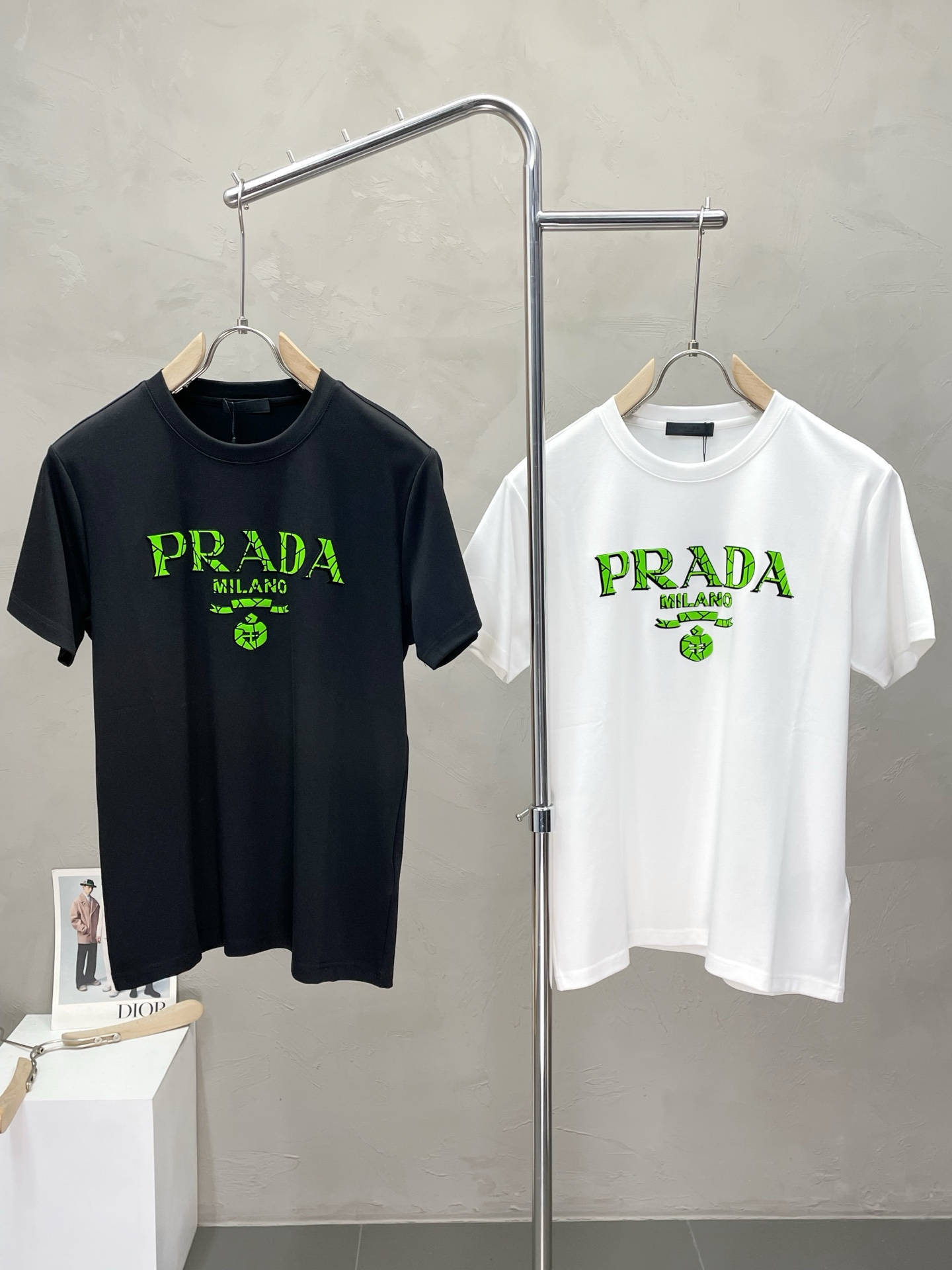 NO:522849,.Prada exclusively offers new original single men's casual short sleeves, high-end customization, high-end version, fashionable and versatile imported fabric, super soft and delicate, skin-friendly and comfortable to wear, high-end boutique, OEM, fine production, very good for the upper body, men's essential items, three standards, M-3XL,,prada,prada,T-shirt,alexander wang19860909.Prada普拉达独家专供新款原单男士休闲短袖 高端定制 高端版本 时尚百搭爆款进口面料 手感超柔软细腻 穿着亲肤舒适 高端精品 代工厂精细做上身非常赞 男士必备单品 三标齐全 码数M-3XL,,prada,prada,T-shirt,alexander wang,Men's clothing