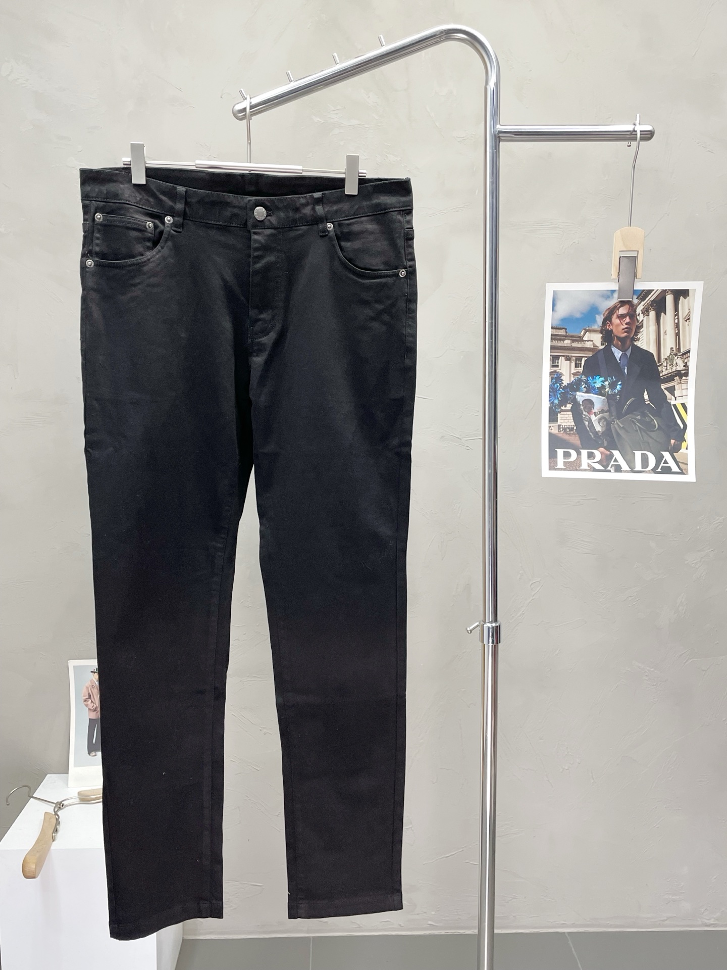 NO:520488,.Prada exclusively offers new casual jeans high-end versions!  Customized fabrics for counters are breathable and comfortable, with impeccable details, and the brand element design concept reflects high quality. The feel is delicate and soft!  It is casually cut, with a great upper body style!  Count 29-38, prada, prada, jeans, alexander wang19860909.Prada普拉达独家专供新款休闲牛仔裤高端版本！专柜定制面料 透气舒适度高,细节无可挑剔,品牌元素设计理念,体现高品质.手感细腻柔软！呈现休闲裁剪,上身版型超赞！码数29-38,,prada,prada,jeans,alexander wang,Men's clothing