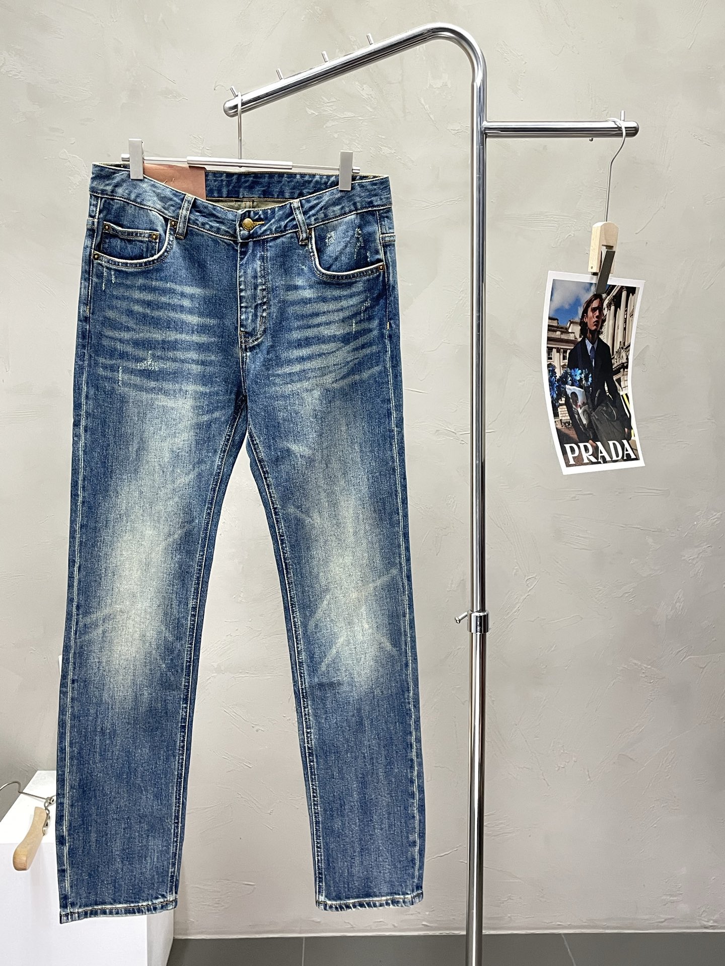 NO:520483,.Prada exclusively offers new casual jeans high-end versions!  Customized fabrics for counters are breathable and comfortable, with impeccable details, and the brand element design concept reflects high quality. The feel is delicate and soft!  It is casually cut, with a great upper body style!  Count 29-38, prada, prada, jeans, alexander wang19860909.Prada普拉达独家专供新款休闲牛仔裤高端版本！专柜定制面料 透气舒适度高,细节无可挑剔,品牌元素设计理念,体现高品质.手感细腻柔软！呈现休闲裁剪,上身版型超赞！码数29-38,,prada,prada,jeans,alexander wang,Men's clothing