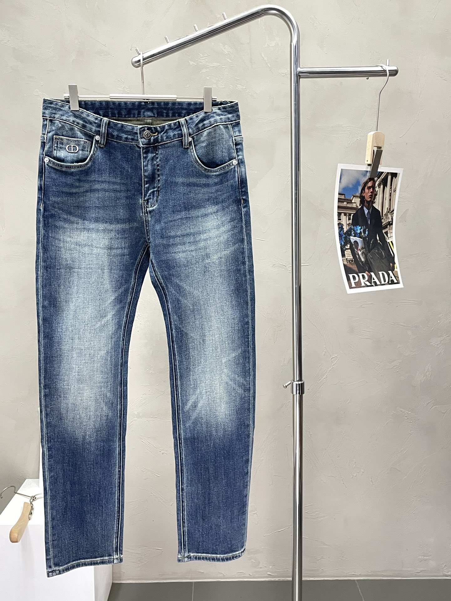 NO:521571,.Dior exclusively offers new casual jeans high-end versions!  Customized fabrics for counters are breathable and comfortable, with impeccable details, and the brand element design concept reflects high quality. The feel is delicate and soft!  It is casually cut, with a great upper body style!  29-38, Dior, Dior, Jeans, Alexander wang19860909.Dior迪奥独家专供新款休闲牛仔裤高端版本！专柜定制面料 透气舒适度高,细节无可挑剔,品牌元素设计理念,体现高品质.手感细腻柔软！呈现休闲裁剪,上身版型超赞！码数29-38,,dior,dior,jeans,alexander wang,Men's clothing