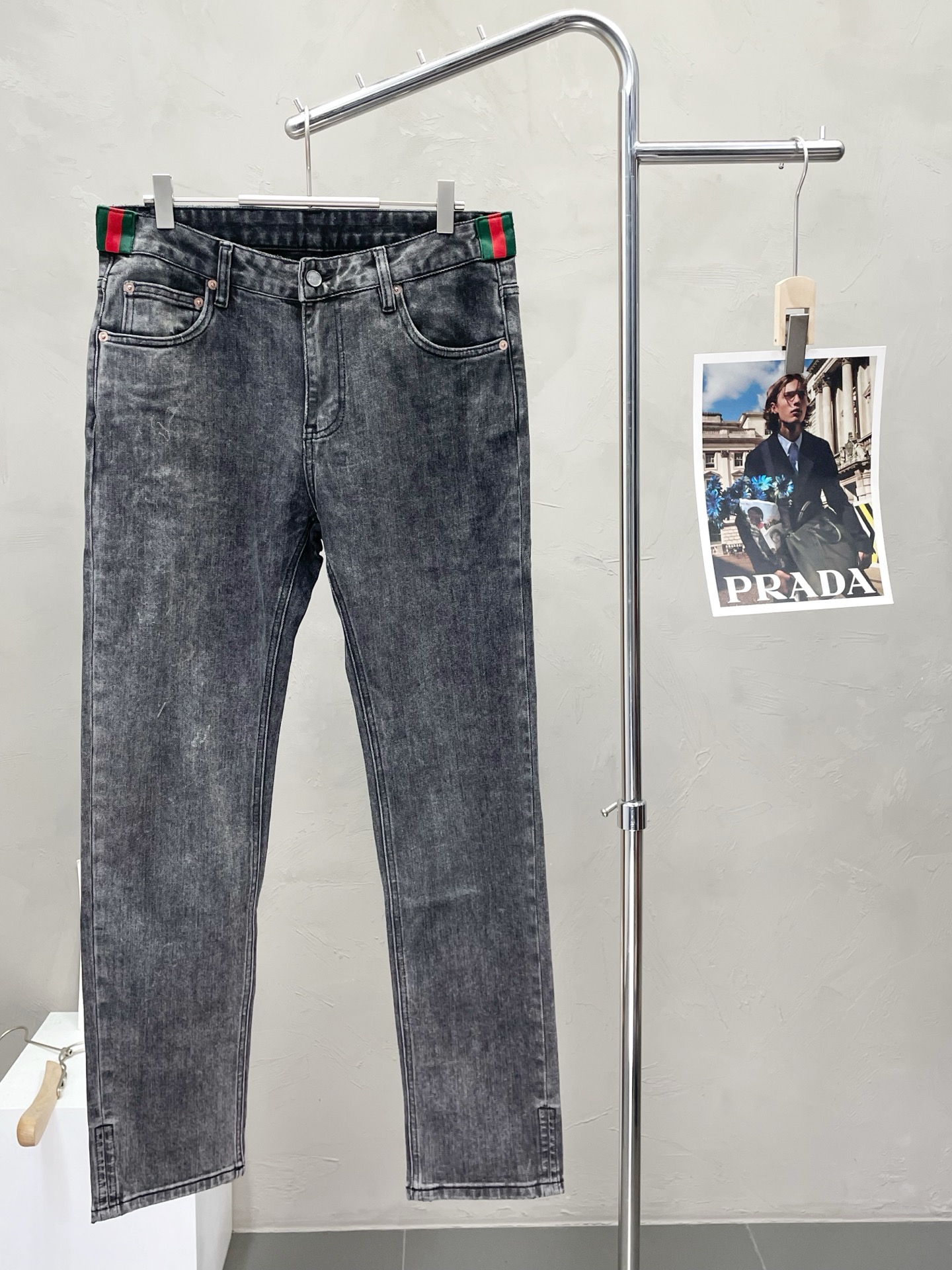 NO:520468,.Gucci exclusively offers new high-end versions of casual jeans!  Customized fabrics for counters are breathable and comfortable, with impeccable details, and the brand element design concept reflects high quality. The feel is delicate and soft!  It is casually cut, with a great upper body style!  Number of codes 29-38, gucci, gucci, jeans, alexander wang19860909.Gucci古驰独家专供新款休闲牛仔裤高端版本！专柜定制面料 透气舒适度高,细节无可挑剔,品牌元素设计理念,体现高品质.手感细腻柔软！呈现休闲裁剪,上身版型超赞！码数29-38,,gucci,gucci,jeans,alexander wang,Men's clothing