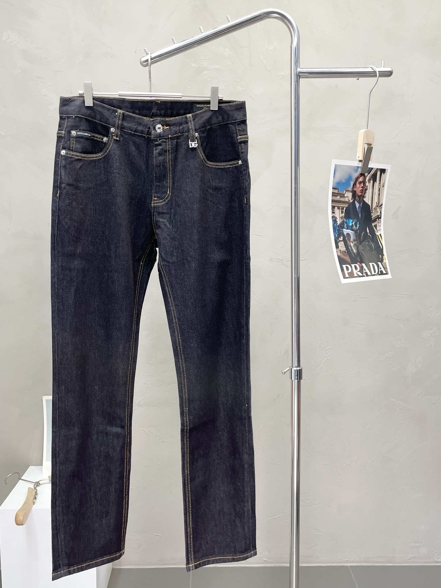 NO:521569,.Dolce & Gabbana exclusively offers new casual jeans high-end versions!  Customized fabrics for counters are breathable and comfortable, with impeccable details, and the brand element design concept reflects high quality. The feel is delicate and soft!  It is casually cut, with a great upper body style!  29-38, Dolce & Gabbana, Dolce & Gabbana, jeans, alexander wang19860909.Dolce&Gabbana杜嘉班纳独家专供新款休闲牛仔裤高端版本！专柜定制面料 透气舒适度高,细节无可挑剔,品牌元素设计理念,体现高品质.手感细腻柔软！呈现休闲裁剪,上身版型超赞！码数29-38,,Dolce&Gabbana,Dolce&Gabbana,jeans,alexander wang,Men's clothing